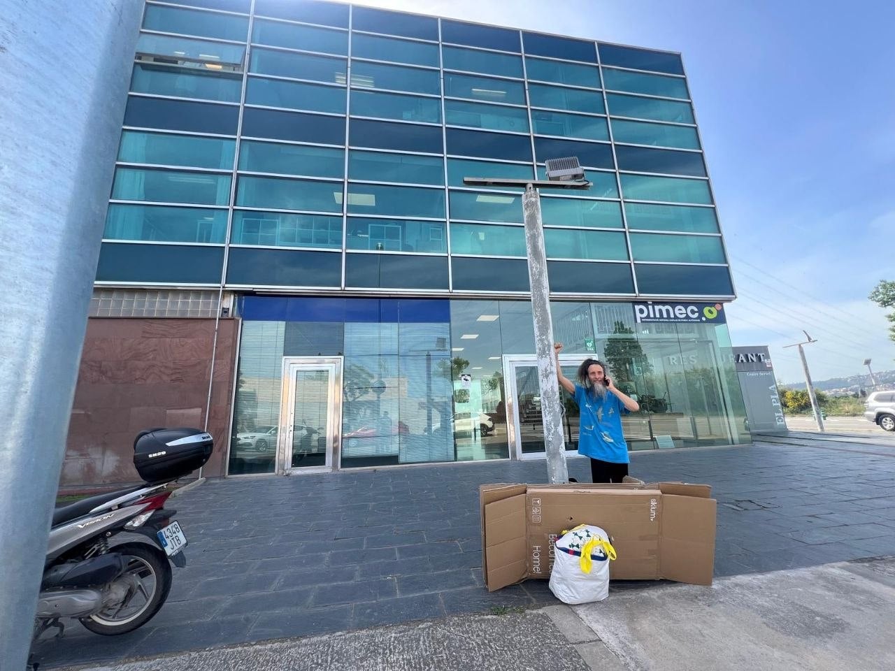 En Tàdgh, l'únic gaiter de carrer de Barcelona, moments abans d'encadenar-se davant de la seu de PIMEC al Baix Llobregat / Ixent (Cedida)