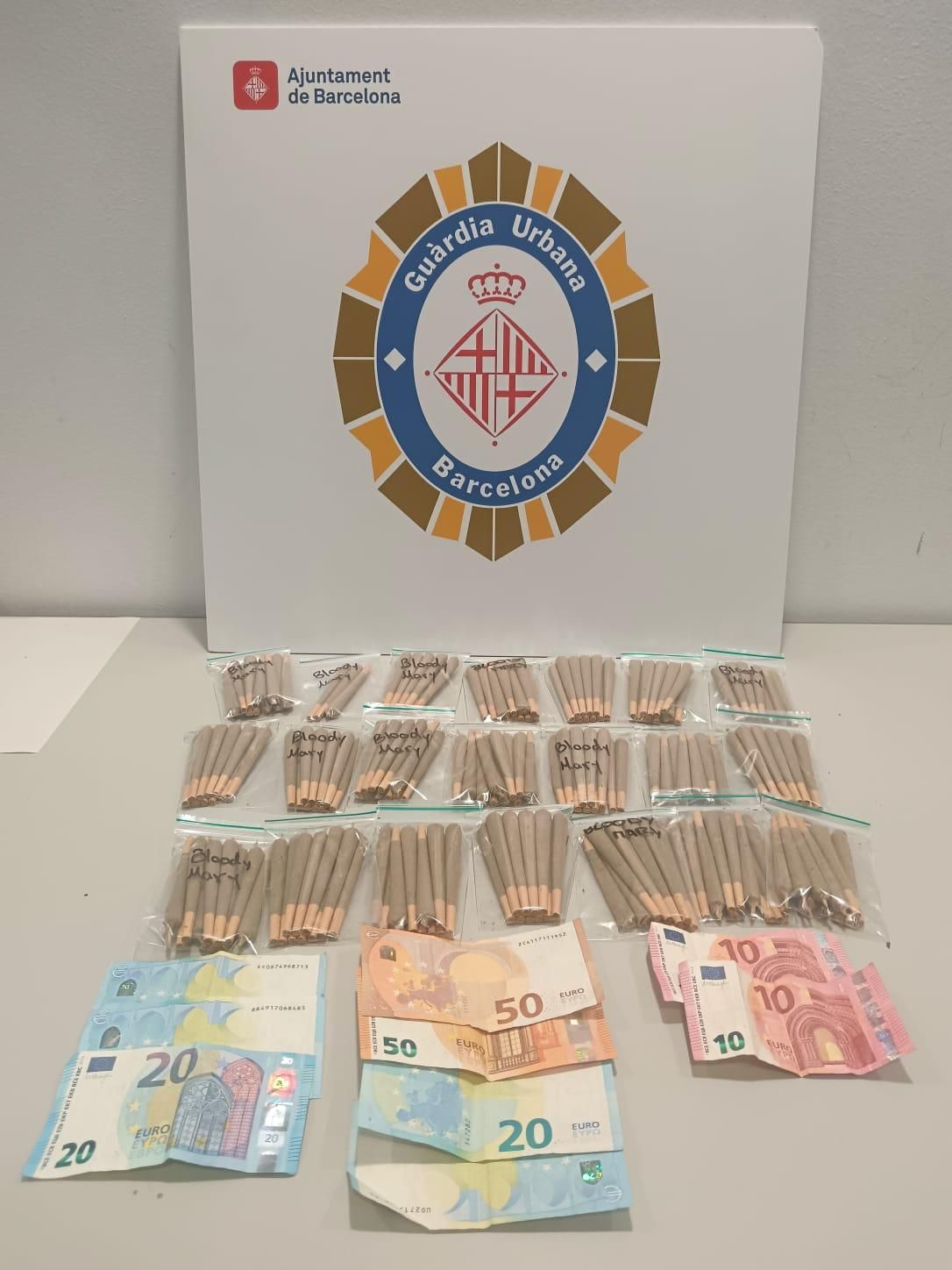 El botí requisat per agents de la Guàrdia Urbana de Barcelona aquest dimecres a la nit / Ajuntament de Barcelona