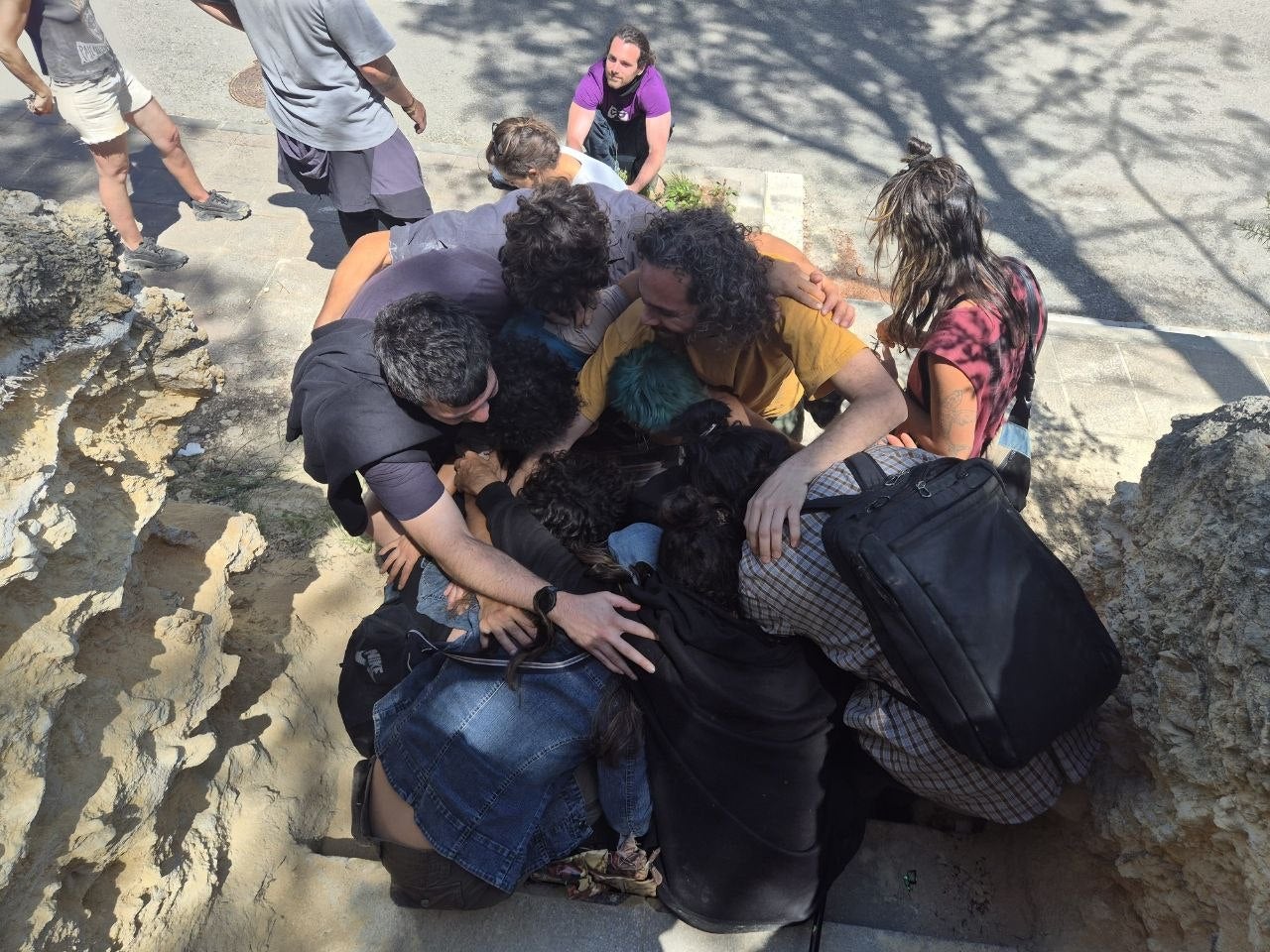 Les persones concentrades per evitar el desnonament de l'únic gaiter de carrer de Barcelona celebren el seu ajornament / Ada Flores (Cedida)