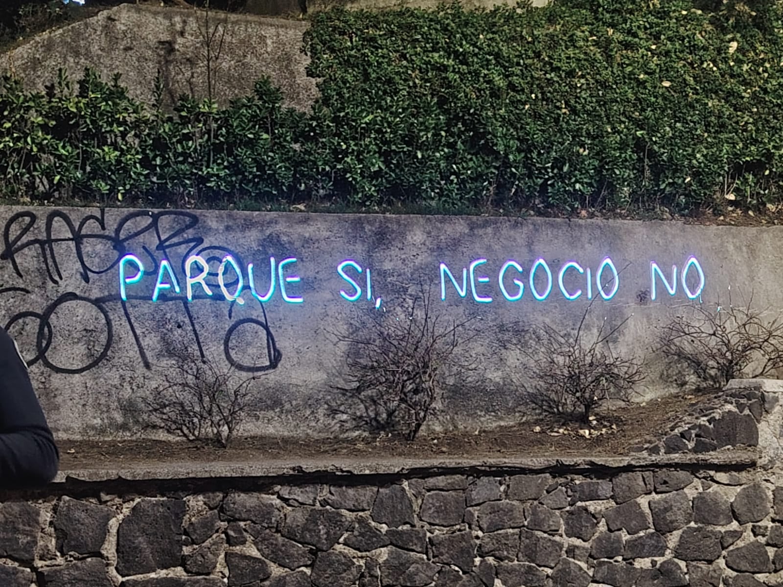 Veïns protesten al Parque Lira de Ciutat de Mèxic, on estava previst que se celebrés un espectacle lumínic immersiu / Parque Lira Libre