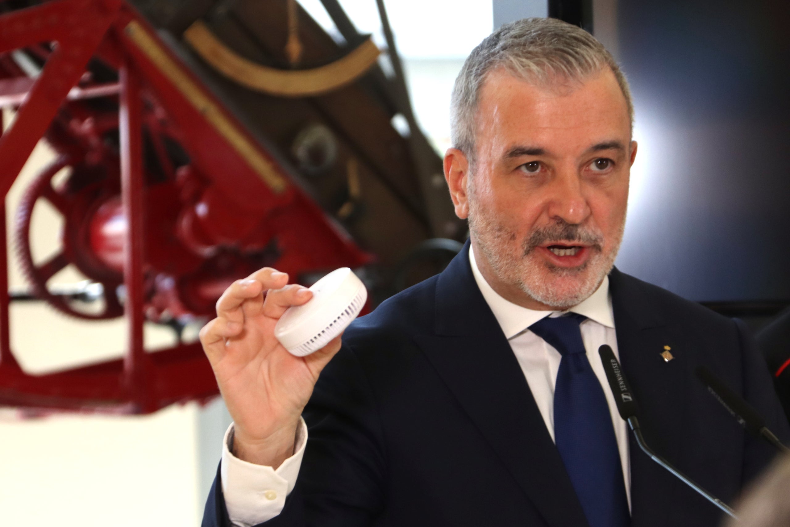 L'alcalde Jaume Collboni presenta la proposta per fer obligatoris els detectors de fum en tots els pisos de nova construcció / Laura Fíguls (ACN)