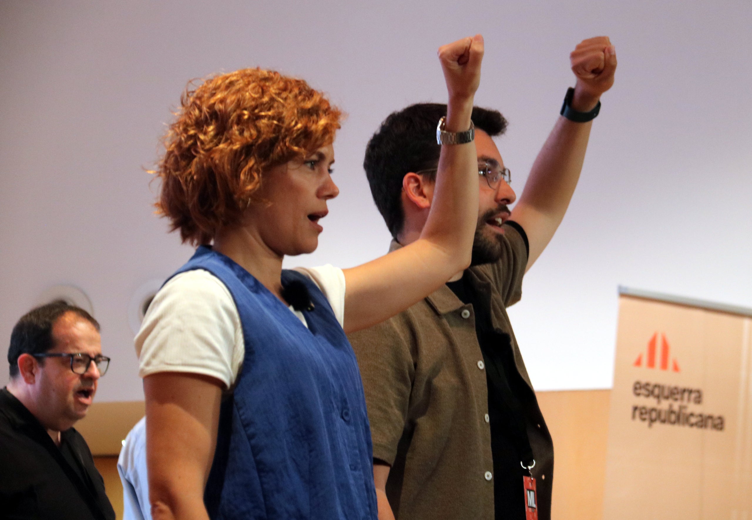 El nou president d'ERC a Barcelona, Ricard Farín, i la cap de llista al consistori, Elisenda Alamany, alcen el puny mentre canten 'Els Segadors' | Pol Solà (ACN)