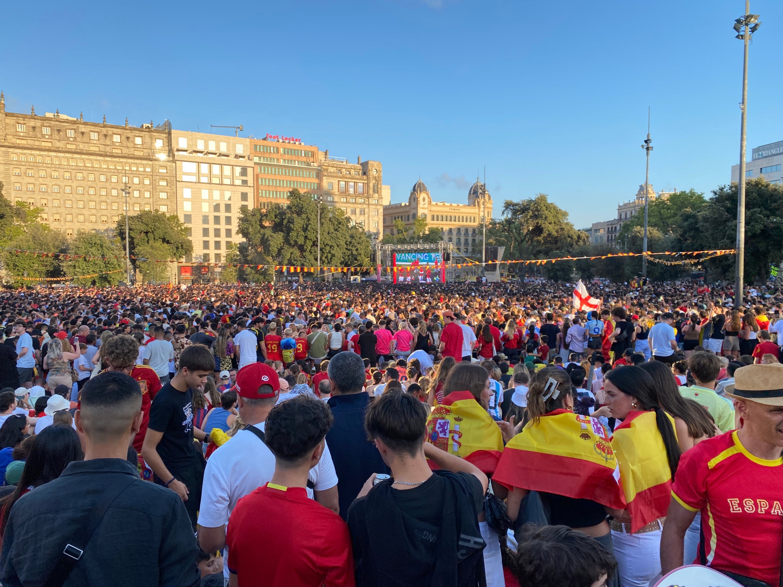 Seguidors de la selecció espanyola seguint el partit a la plaça de Catalunya de Barcelona | Oriol Escudé (ACN)