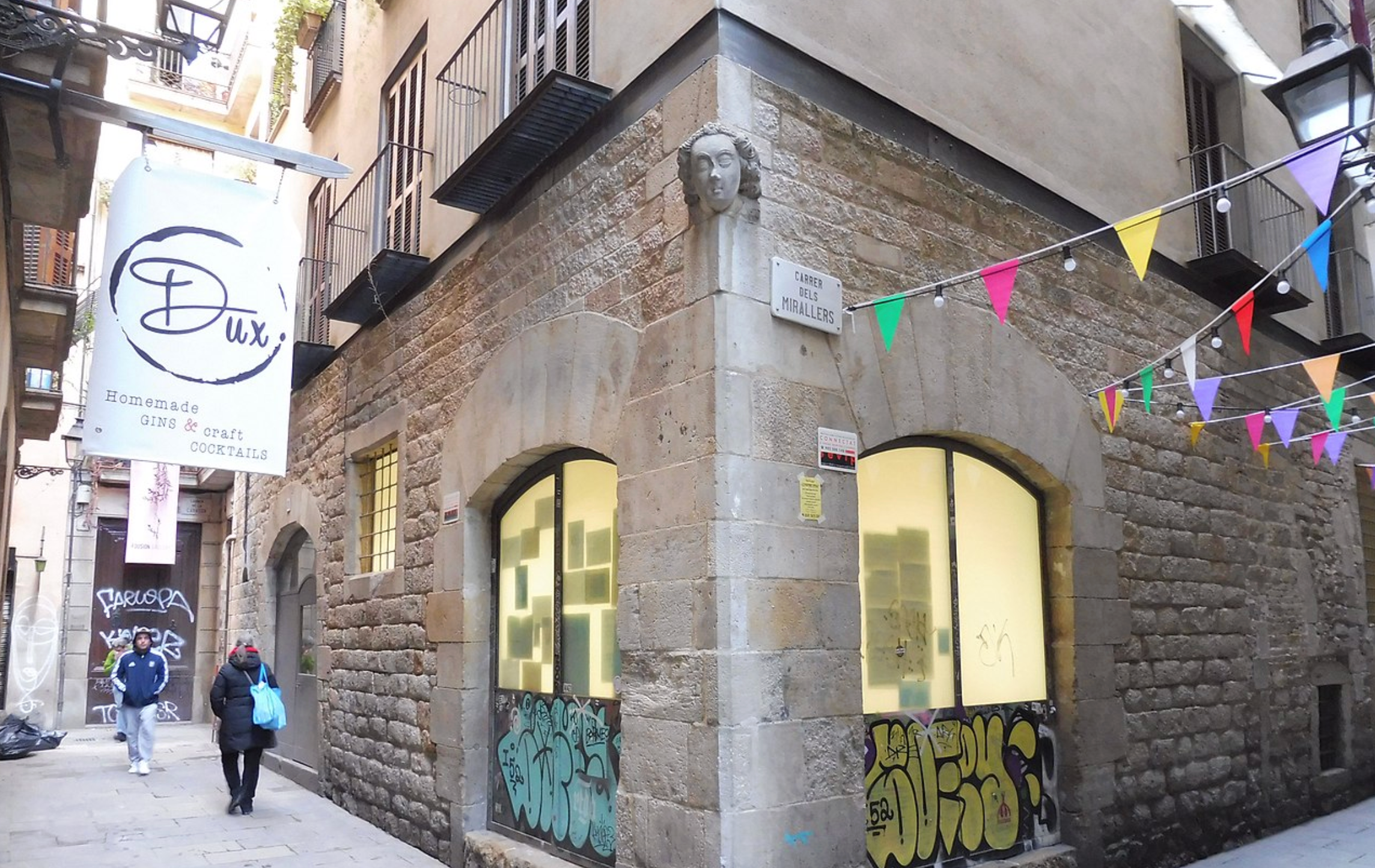 Una imatge actual de la cantonada on hi ha la cara de dona que indicava un prostíbul al segle XVII