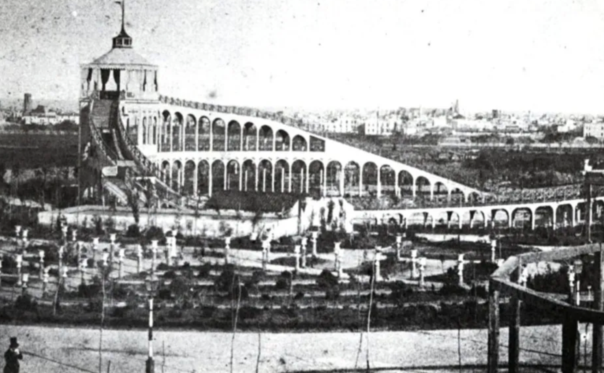 El primer parc d'atraccions de Catalunya, a l'Eixample Foto: F. Gobinet de Villecholes