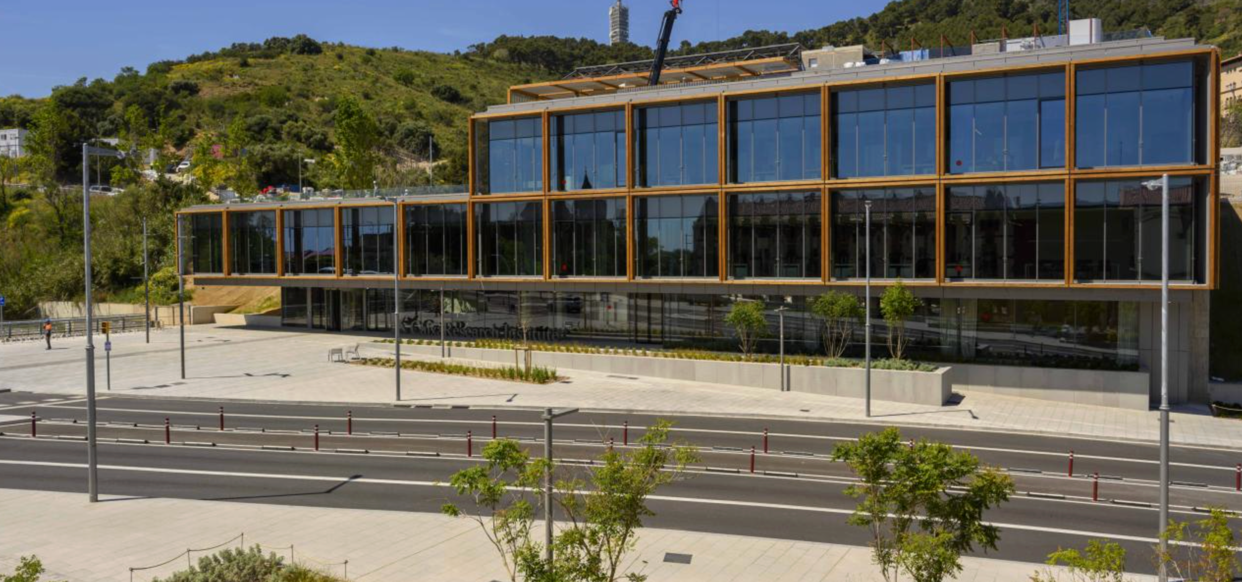 L'edifici del CaixaResearch Institute amb el CosmoCaixa de fons.© Fundació ”la Caixa”
