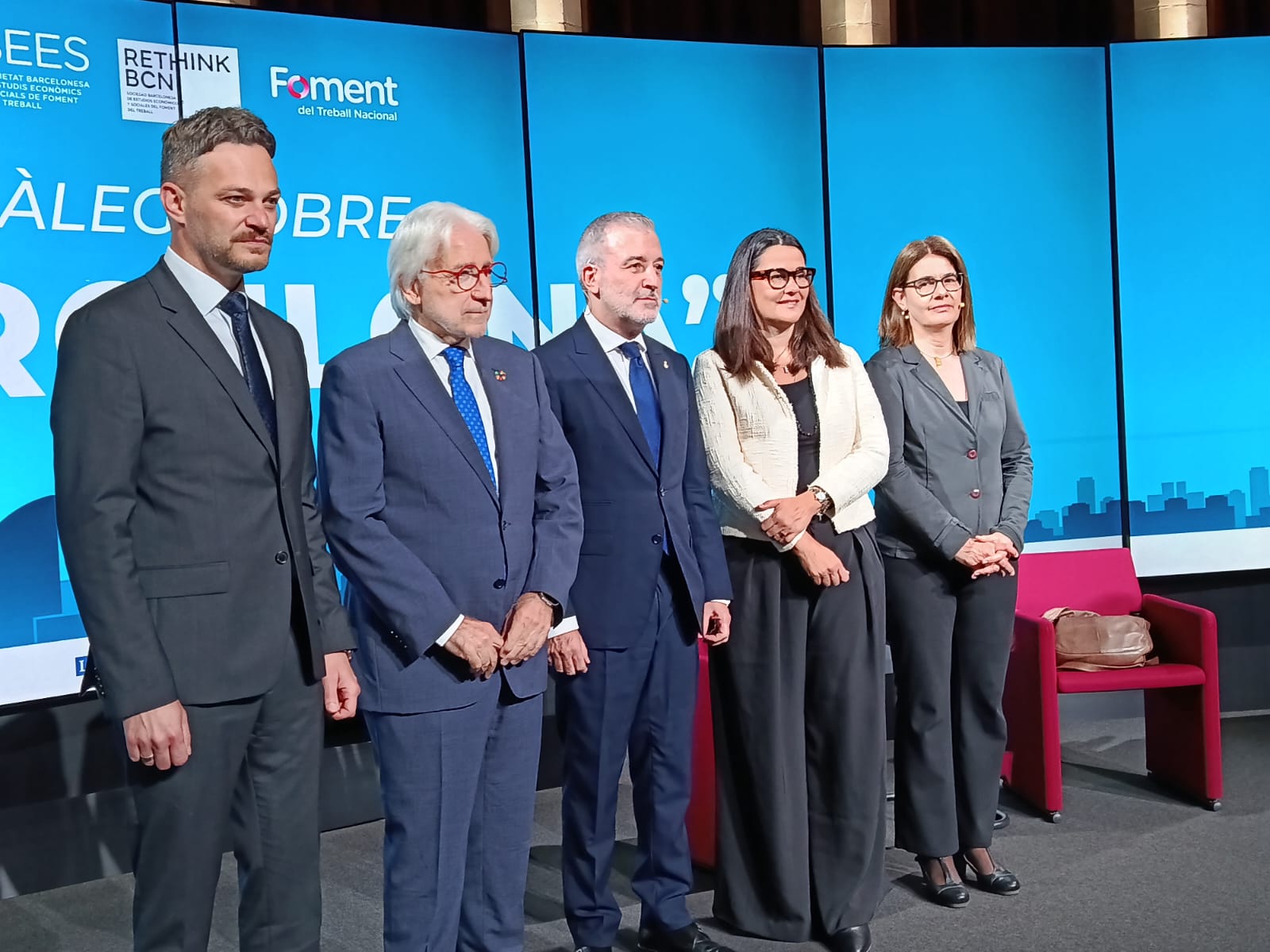 Collboni, al centre de la imatge, al costat del president de Foment, Josep Sánchez Llibre / Jordi Subirana