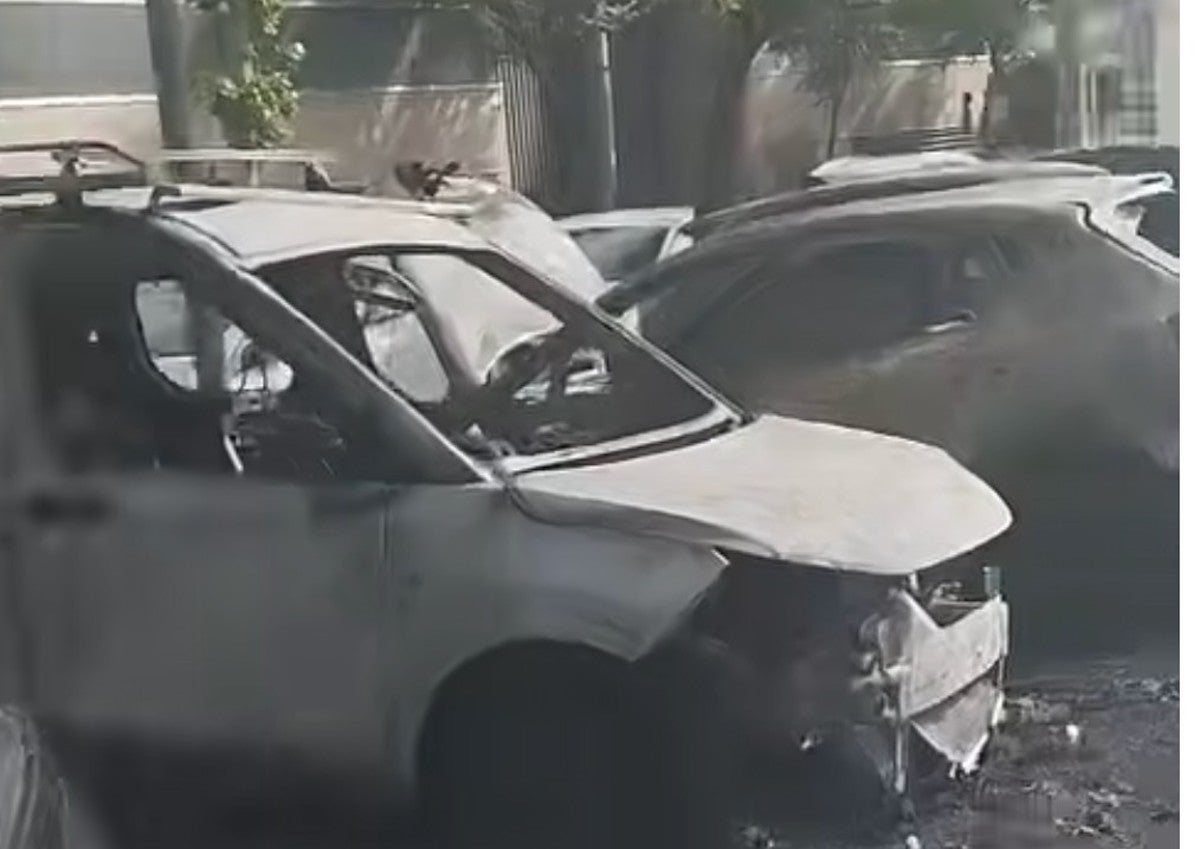 Dos dels cotxes cremats en l'aparcament públic del Bon Pastor / Cedida al TOT Barcelona-Luis Carmelo