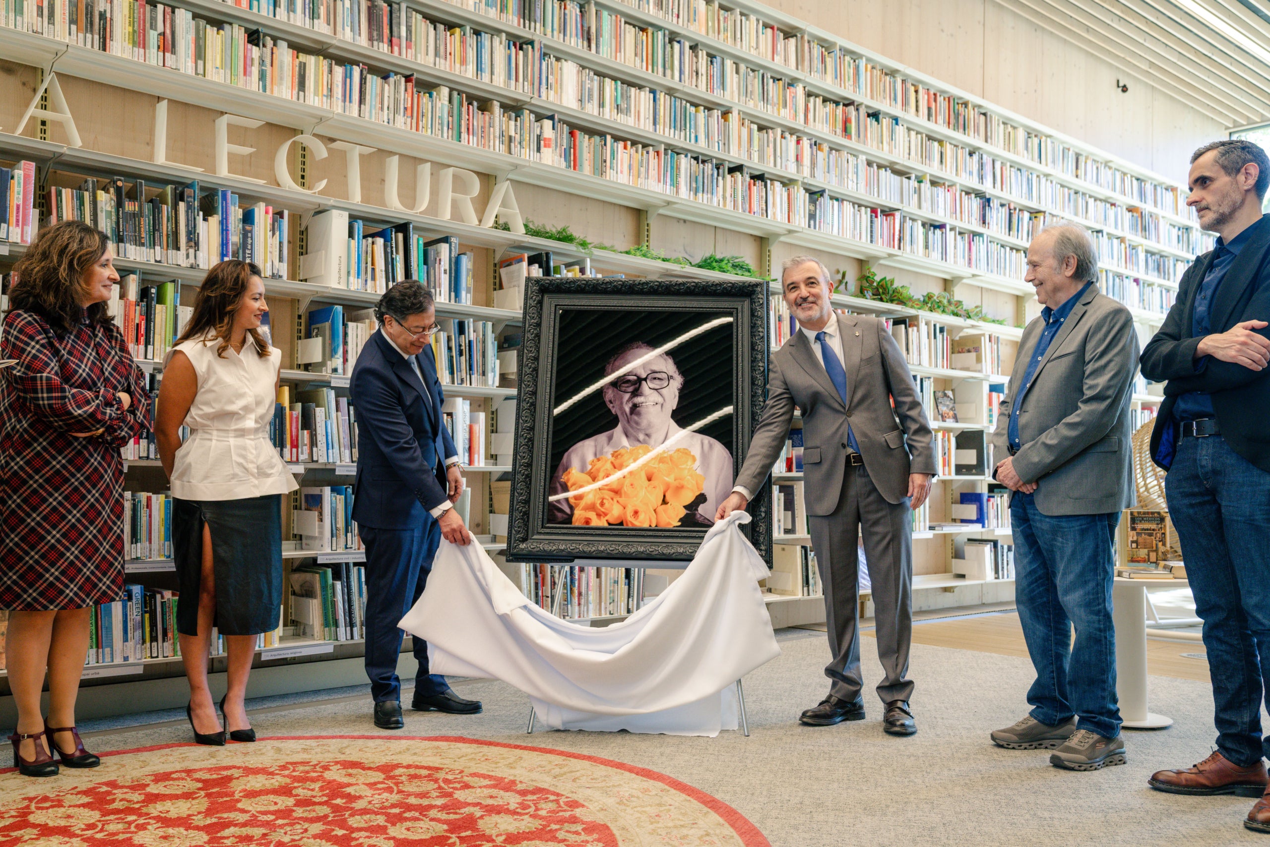 Collboni amb Gustavo Petro a la biblioteca Gabriel García Márquez / Ajuntament de Barcelona