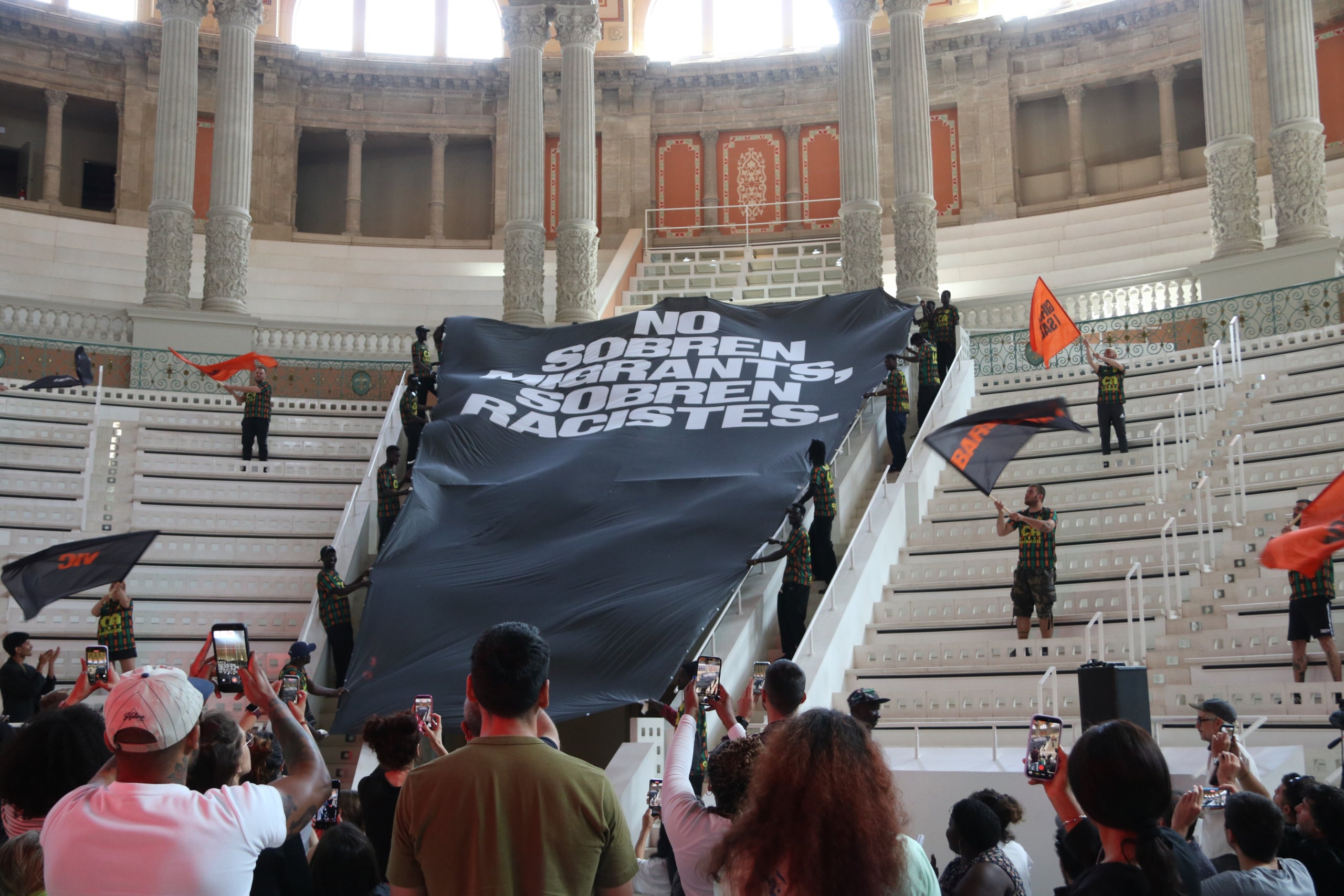Top Manta presenta al MNAC la pancarta de les marxes antiracistes | Bernat Vilaró (ACN)