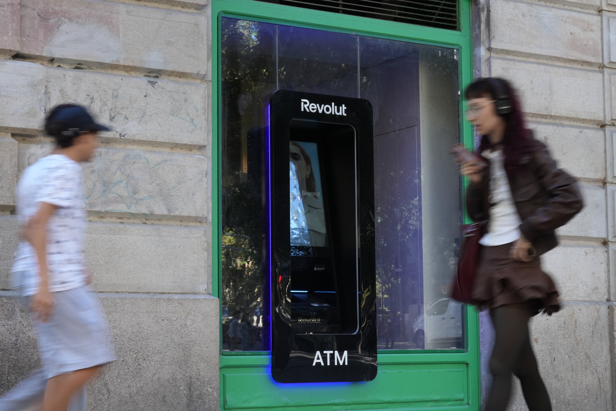 Un caixer de Revolut a Barcelona en una imatge d'arxiu / David Zorrakino / Europa Press