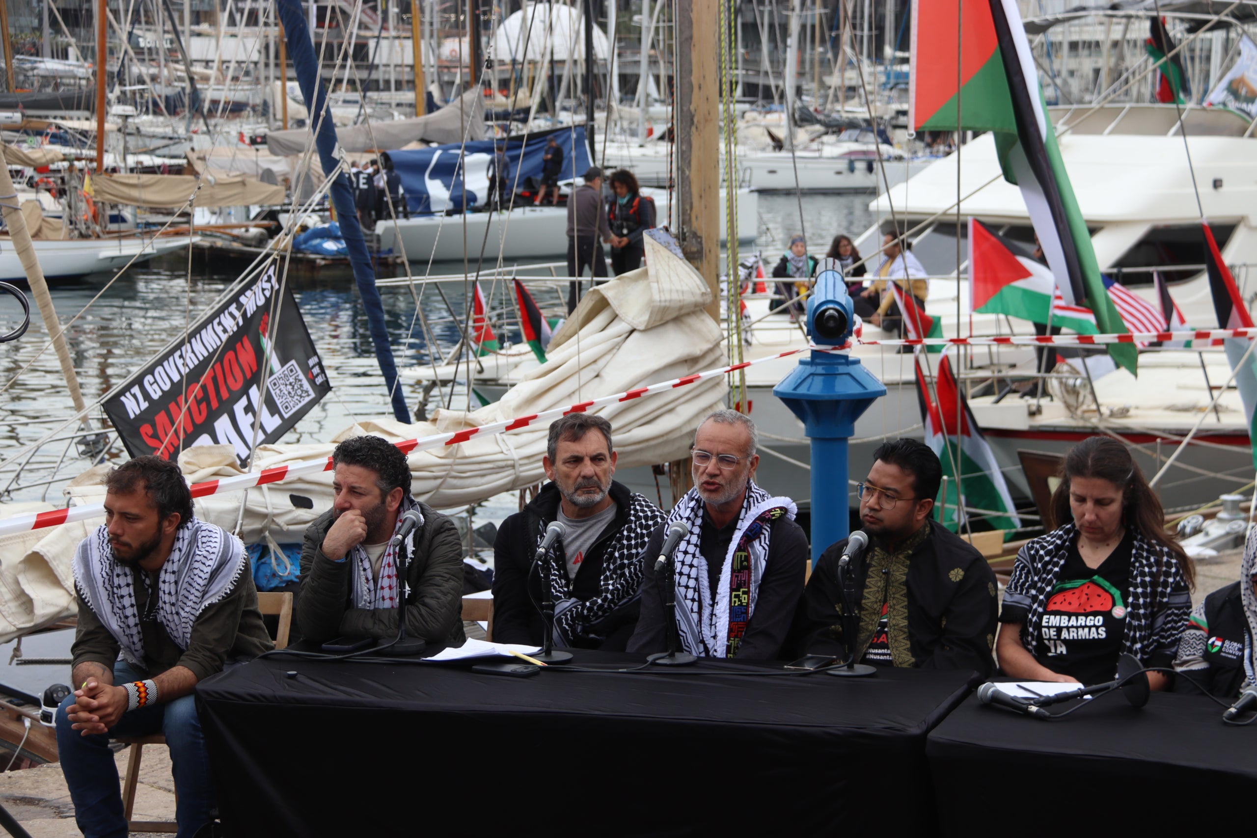 Diversos miembros de la Global Sumud Flotilla durante la rueda de prensa previa a la salida de su segunda expedición | Albert Cadanet (ACN)