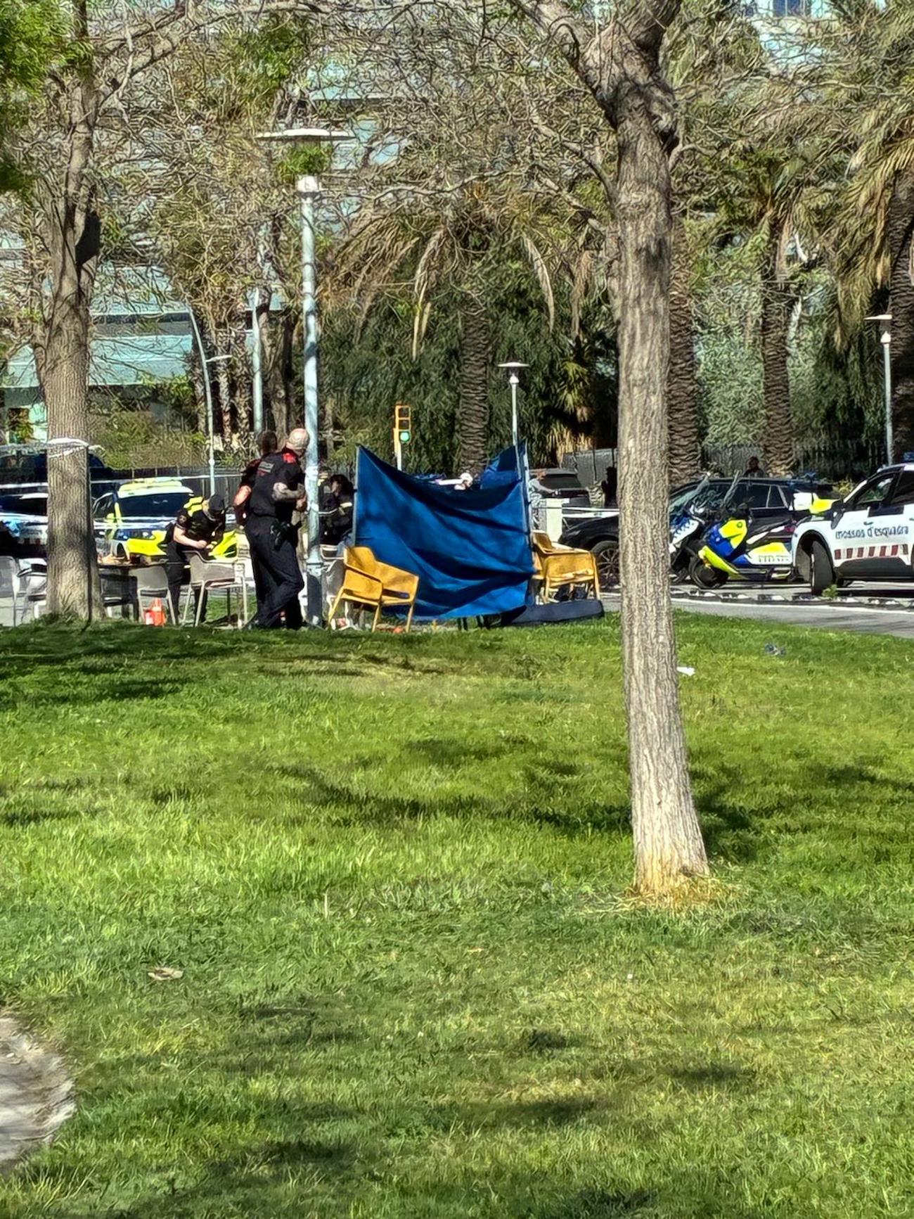 Una mampara dels Mossos amb el ferit darrere, al passeig de Taulat / Cedida al TOT Barcelona 