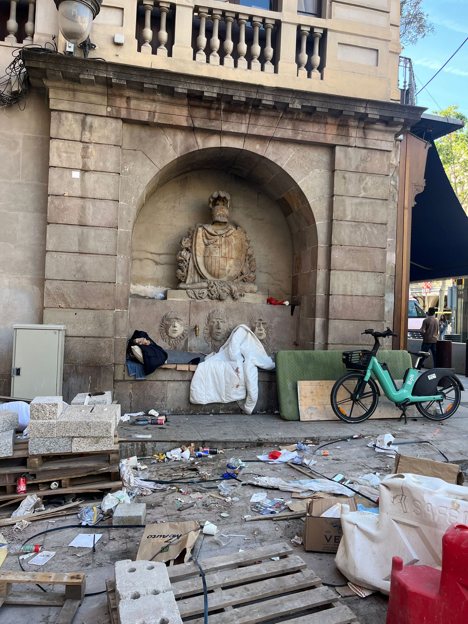 La font del Pla de la Boqueria, abandonada i degradada / PP