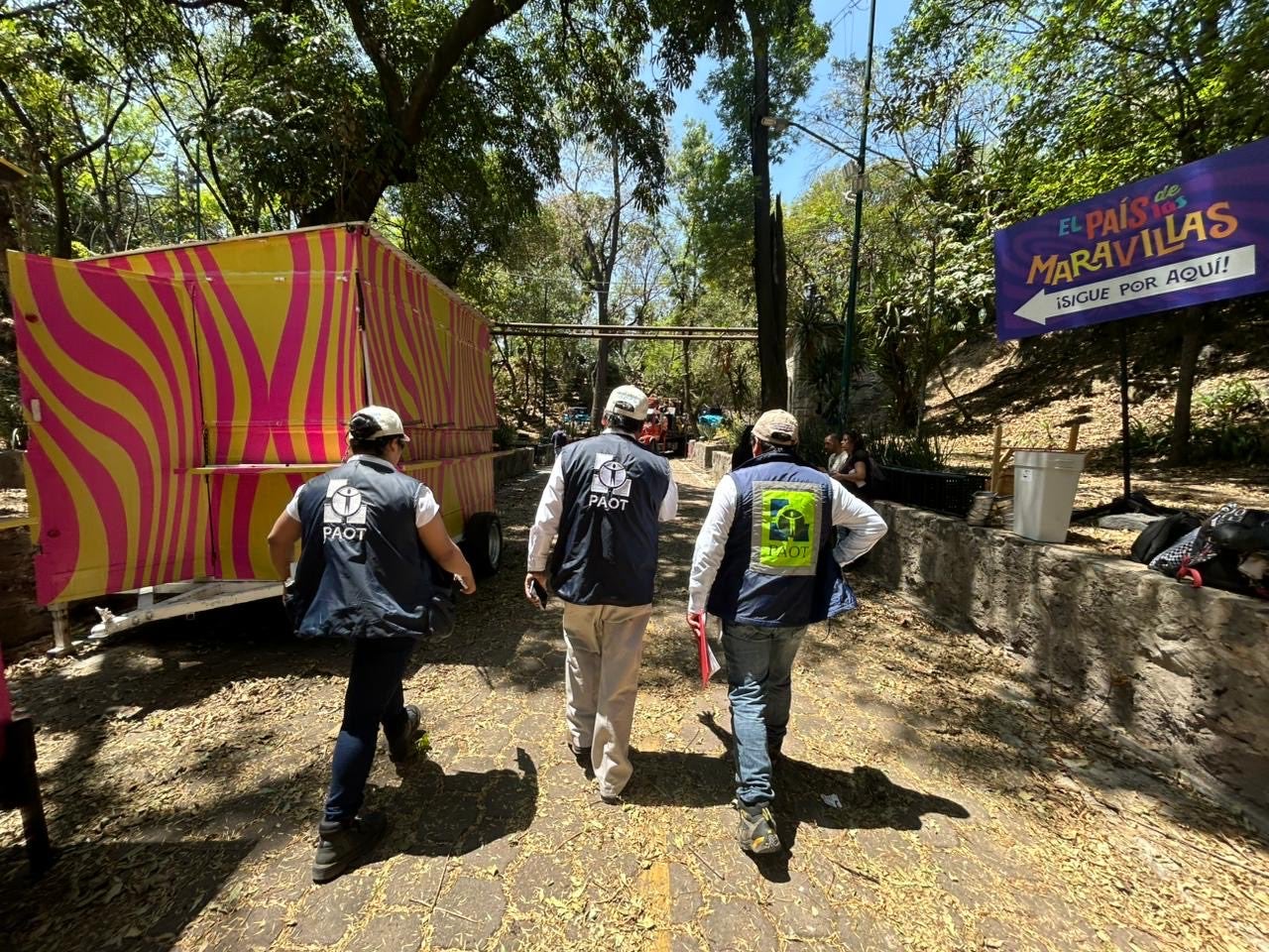 Personal del departament de mediambient mexicà actuen al Parque Lira de Ciutat de Mèxic, on estava previst que se celebrés un polèmic espectacle lumínic immersiu / PAOT