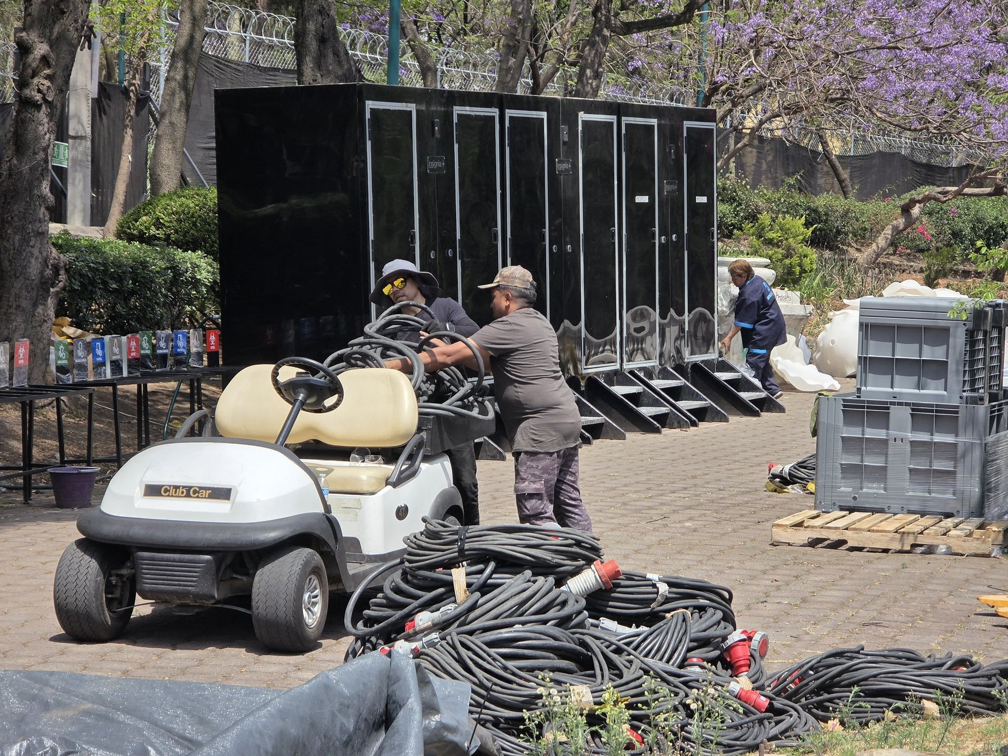 Personal del departament de mediambient mexicà actuen al Parque Lira de Ciutat de Mèxic, on estava previst que se celebrés un polèmic espectacle lumínic immersiu / PAOT