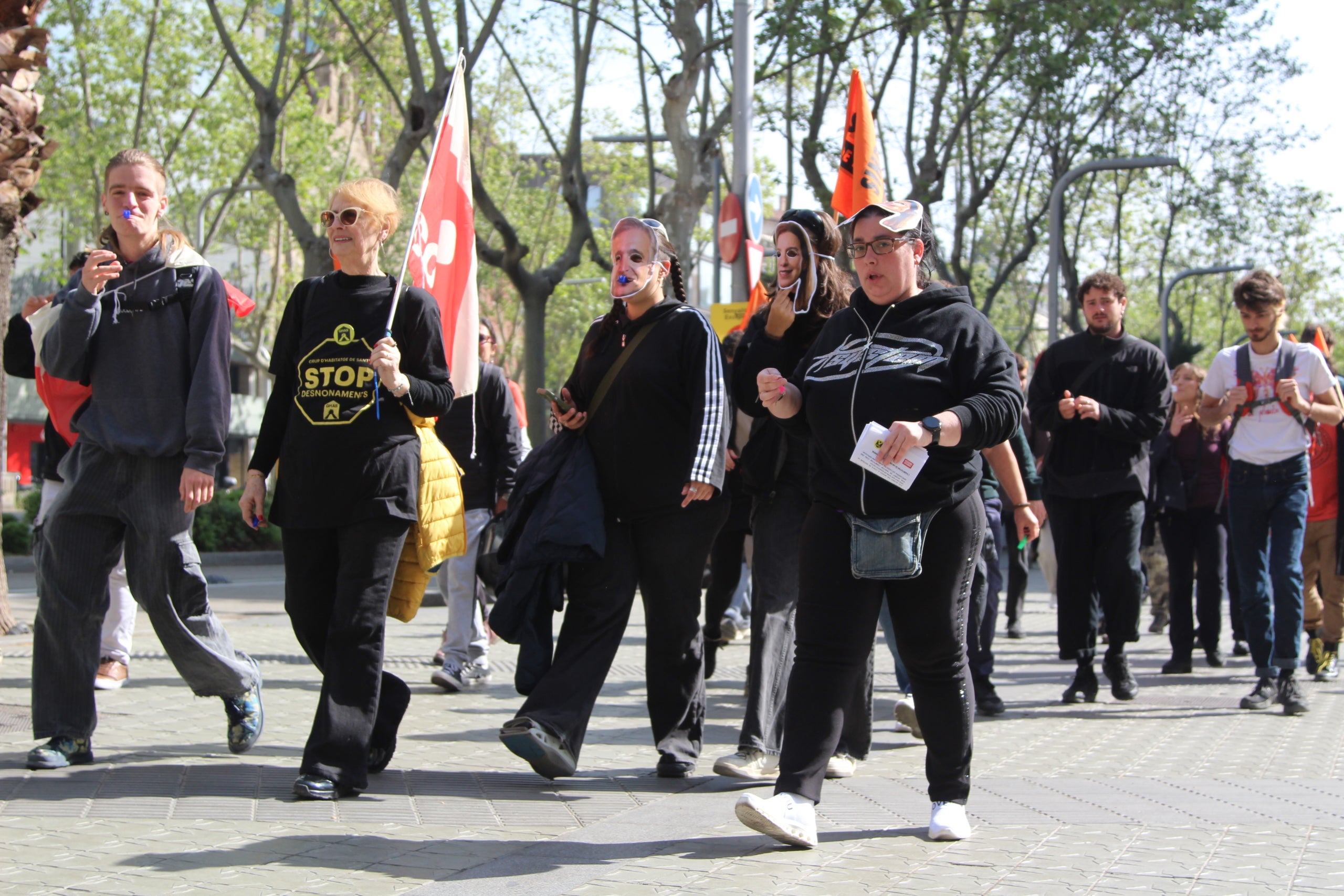 Llogaters de tres finques comprades per Second House porten les protestes a l'empresa matriu del fons, Renta Corporación / A.R.