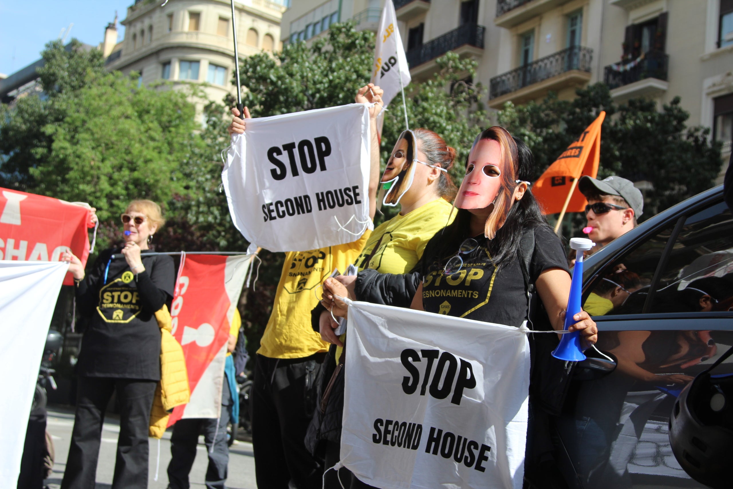 Llogaters de tres finques comprades per Second House porten les protestes a l'empresa matriu del fons, Renta Corporación / A.R.