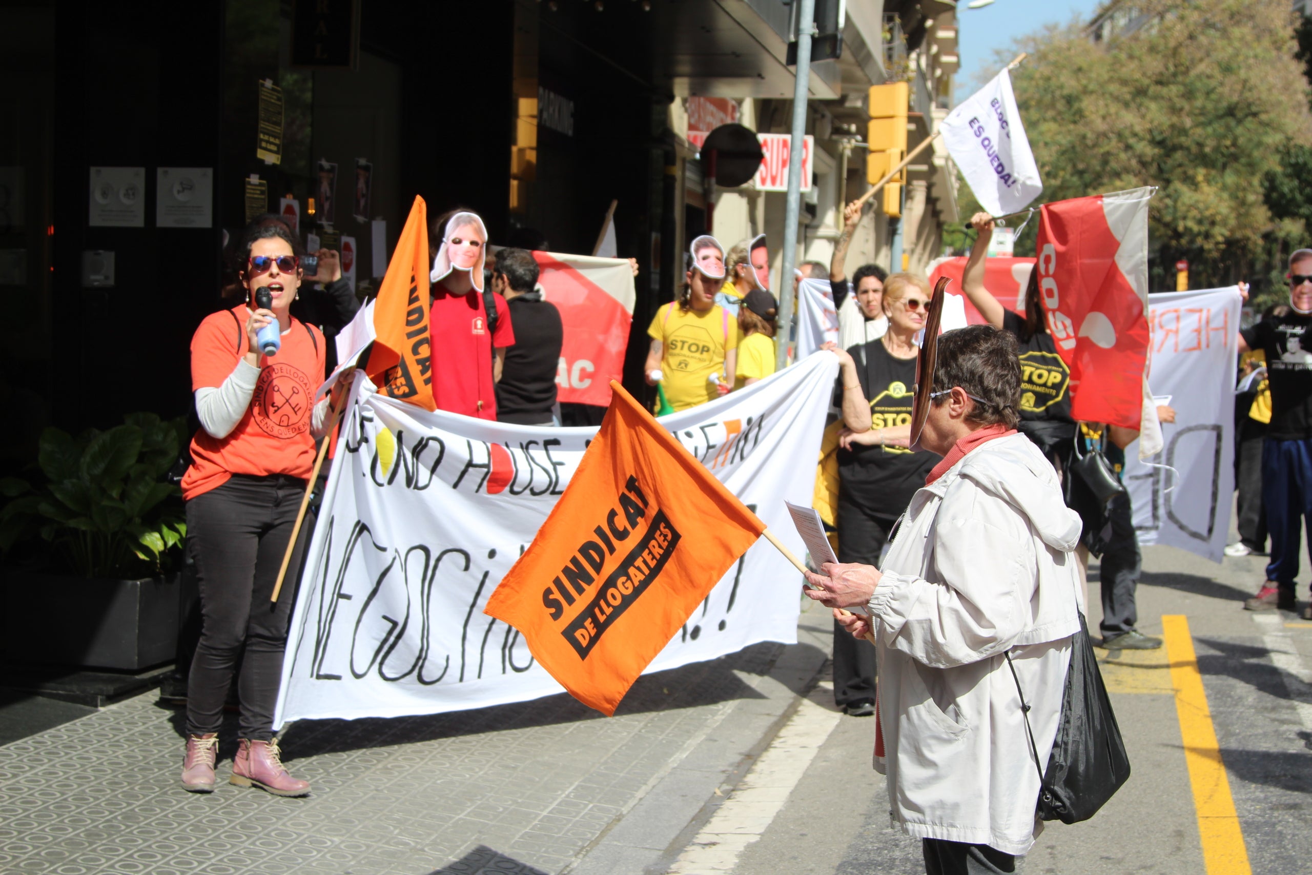 Llogaters de tres finques comprades per Second House porten les protestes a l'empresa matriu del fons, Renta Corporación / A.R.