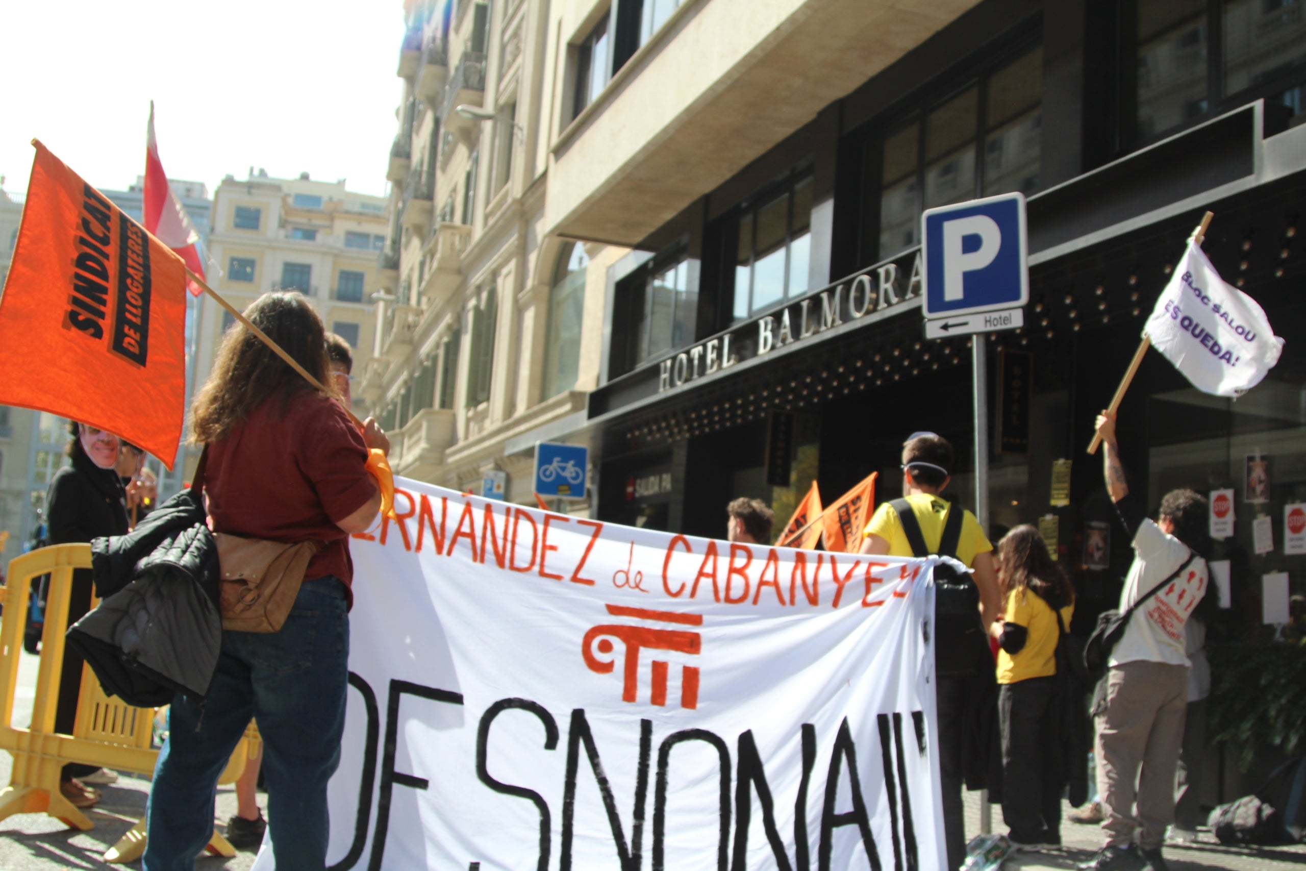 Llogaters de tres finques comprades per Second House porten les protestes a l'empresa matriu del fons, Renta Corporación / A.R.