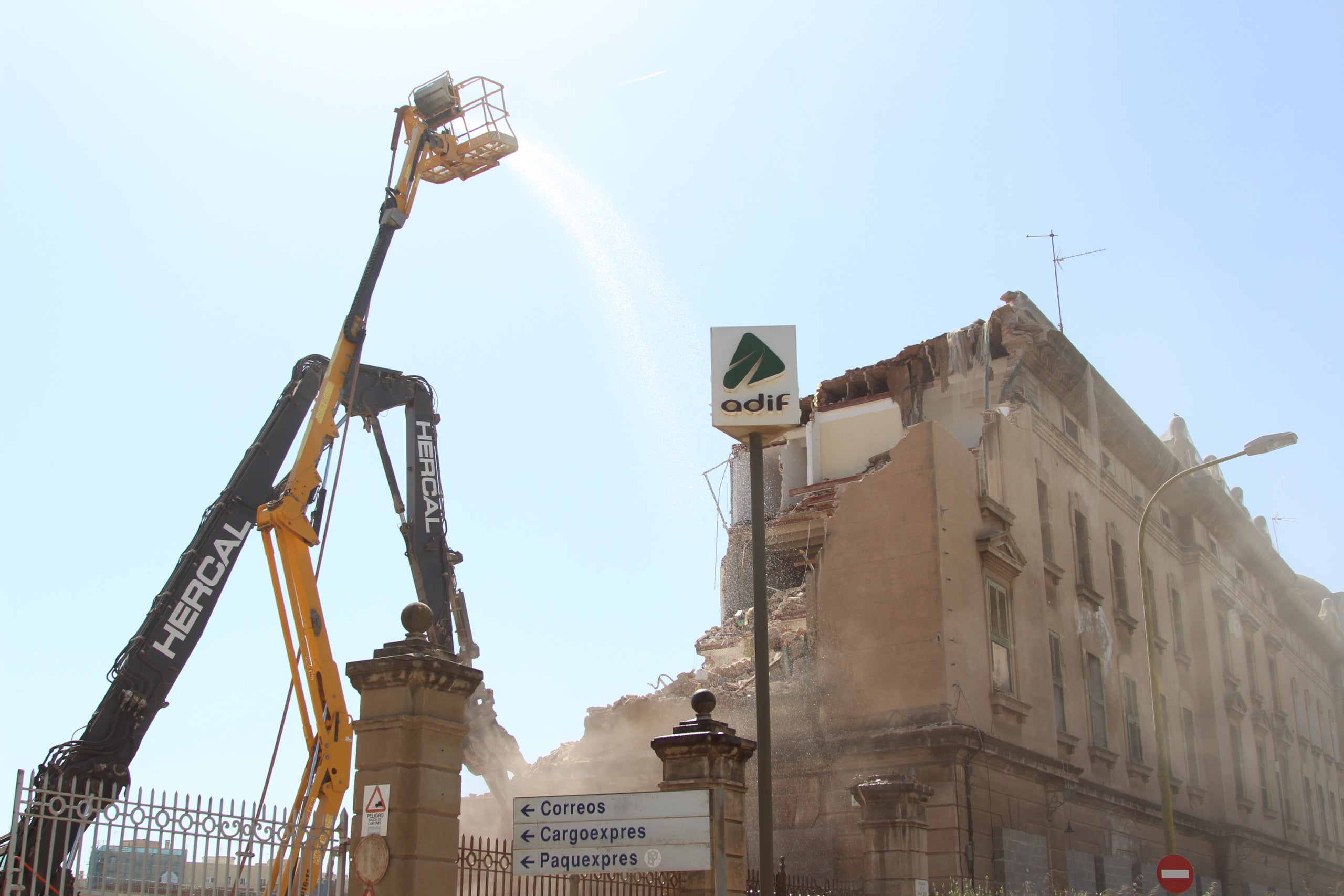 Les màquines ja treballen en l'enderroc de l'estació de mercaderies de la Sagrera / A.R.