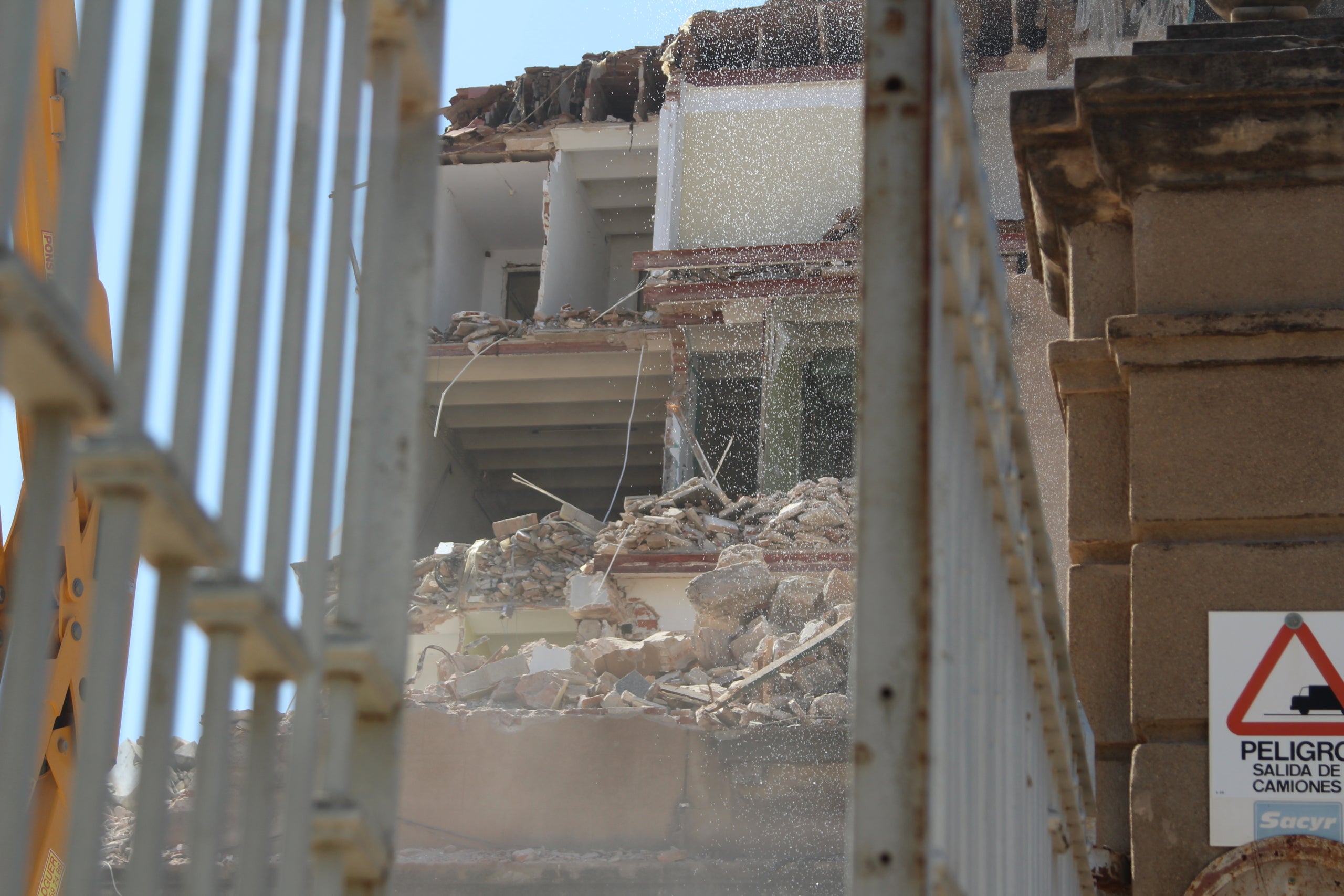 Les màquines ja treballen en l'enderroc de l'estació de mercaderies de la Sagrera / A.R.