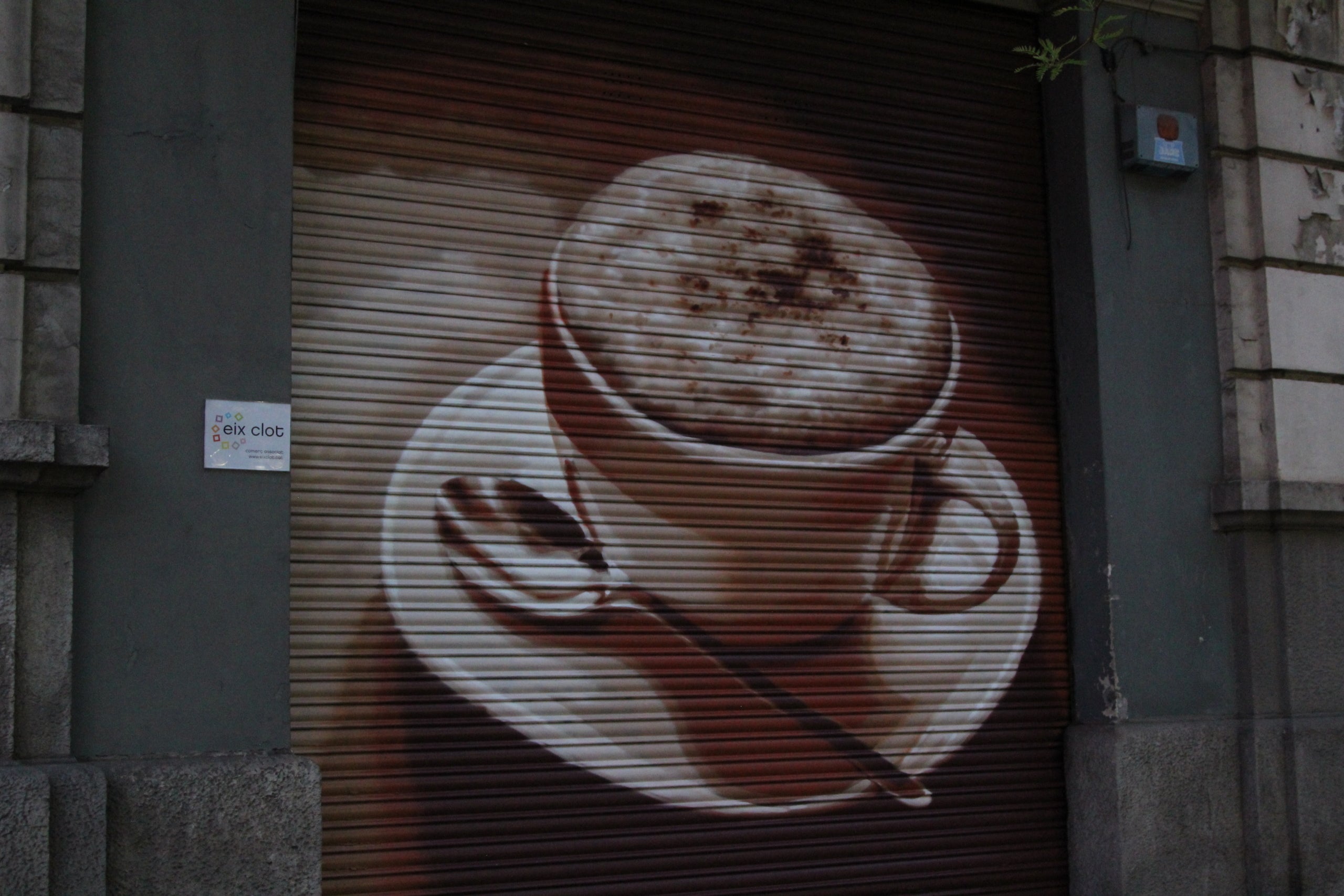 El mural que l'artista Rock Blackblock ha fet per engalanar la persiana d'un clàssic del carrer de Mallorca com el Bar Elias / A.R.