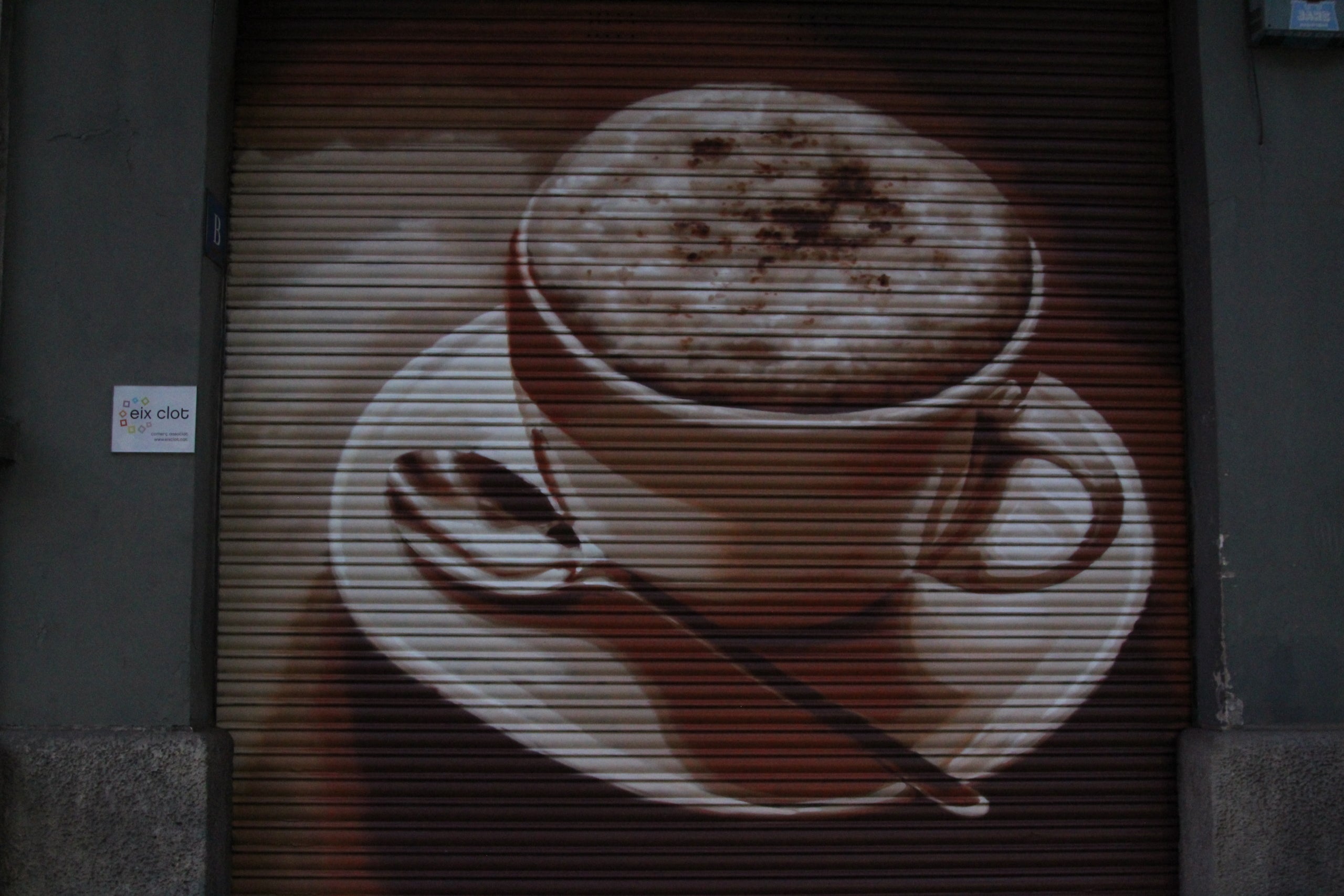 El mural que l'artista Rock Blackblock ha fet per engalanar la persiana d'un clàssic del carrer de Mallorca com el Bar Elias / A.R.