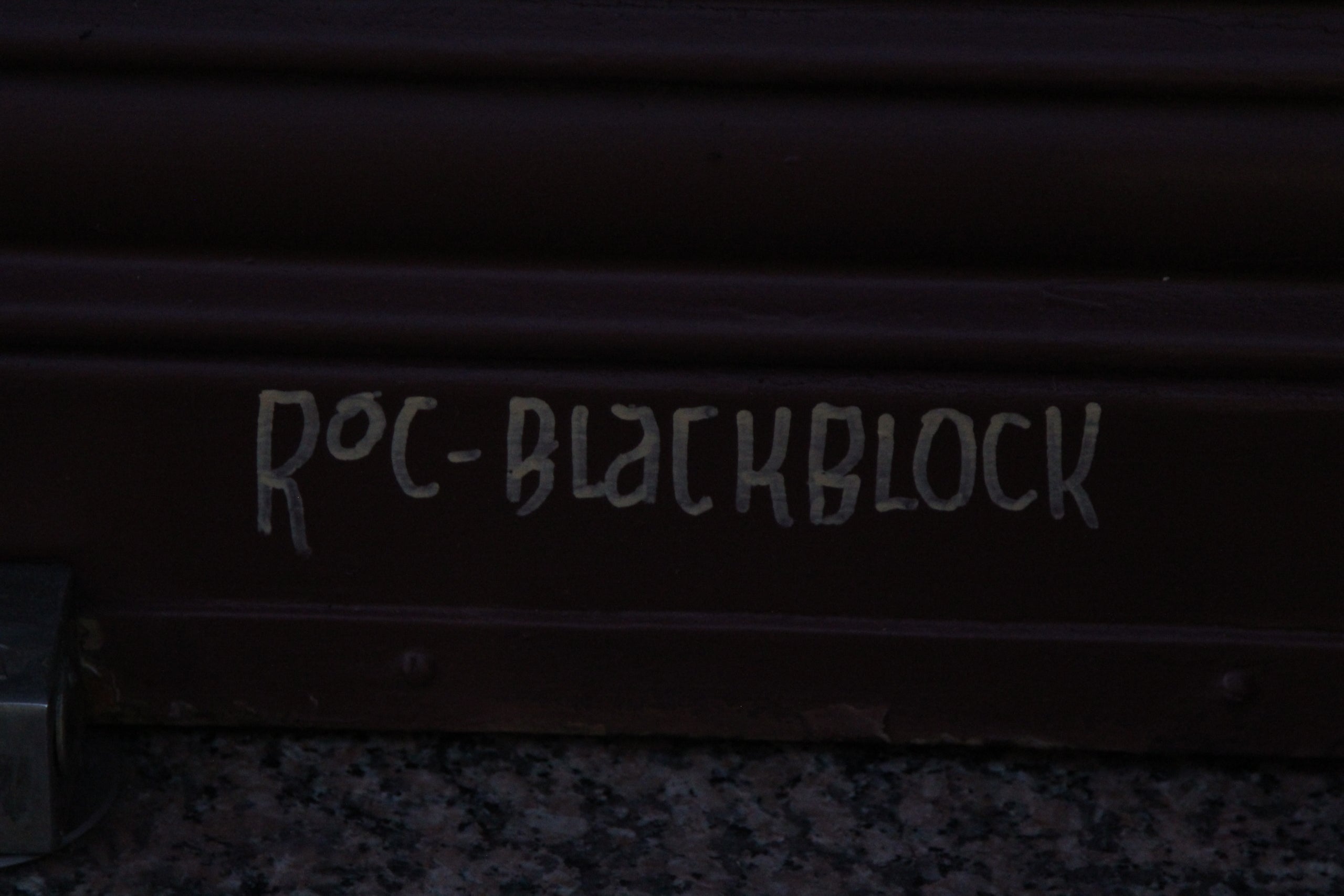 El mural que l'artista Rock Blackblock ha fet per engalanar la persiana d'un clàssic del carrer de Mallorca com el Bar Elias / A.R.