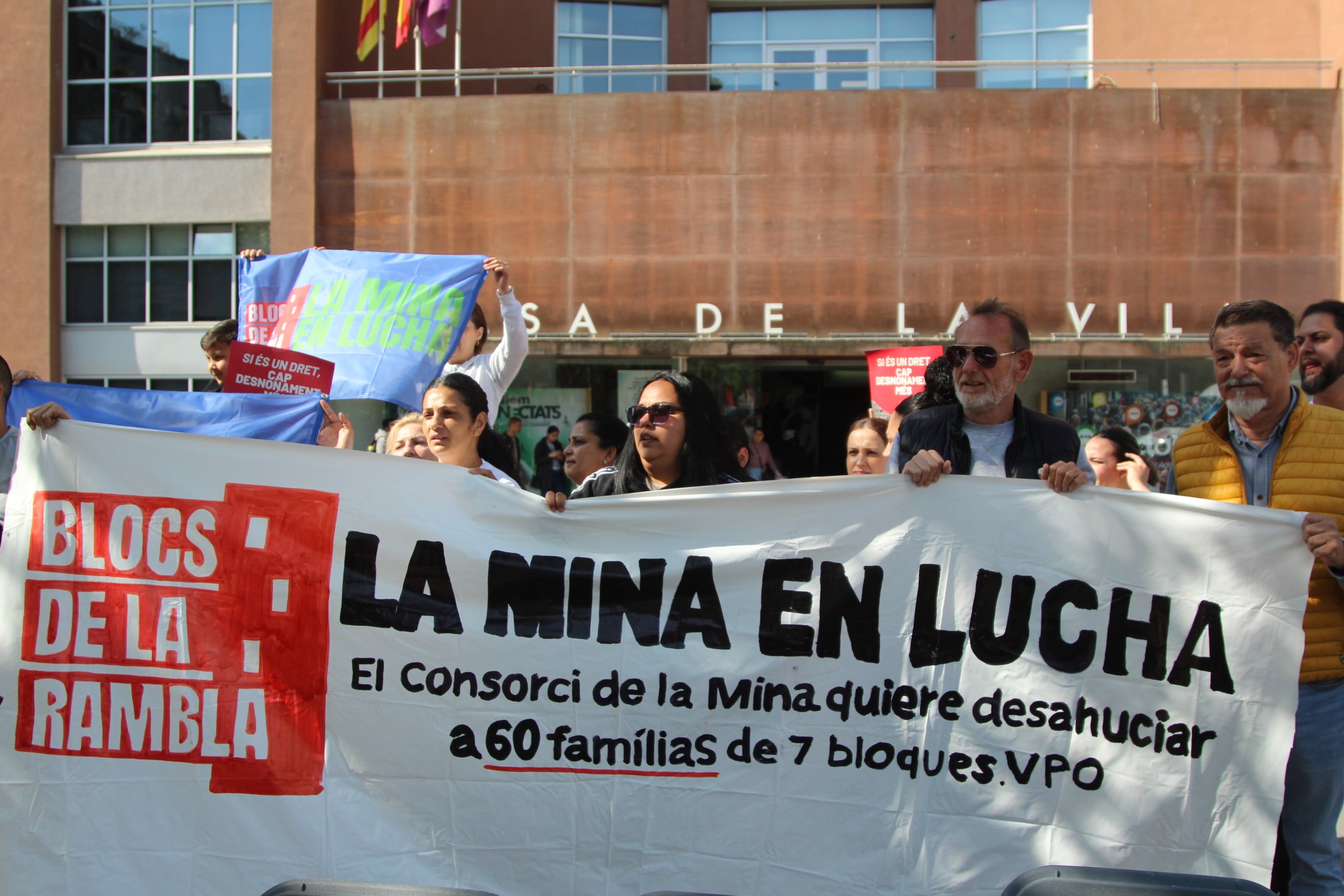 El Consorci de la Mina vol desnonar seixanta famílies vulnerables del barri que ocupen des de fa nou anys uns pisos públics | A.R.