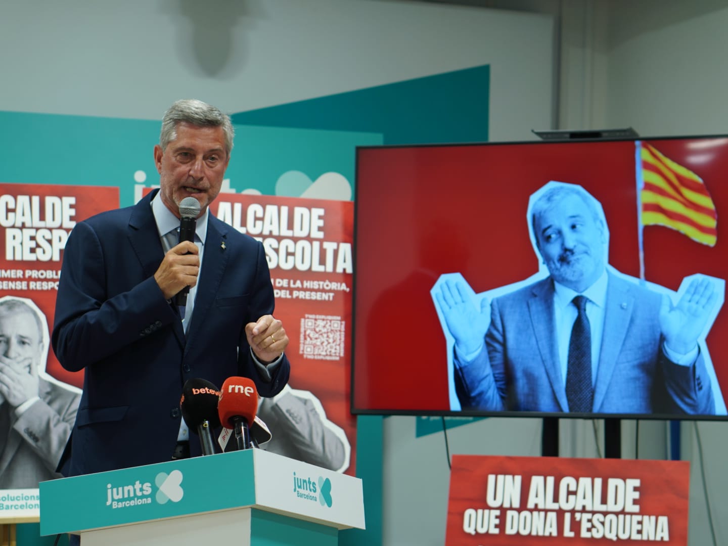 Jordi Martí Galbis, durant la presentació de la campanya en la qual retrata Jaume Collboni com un alcalde d'esquena a la ciutat / Junts per Barcelona
