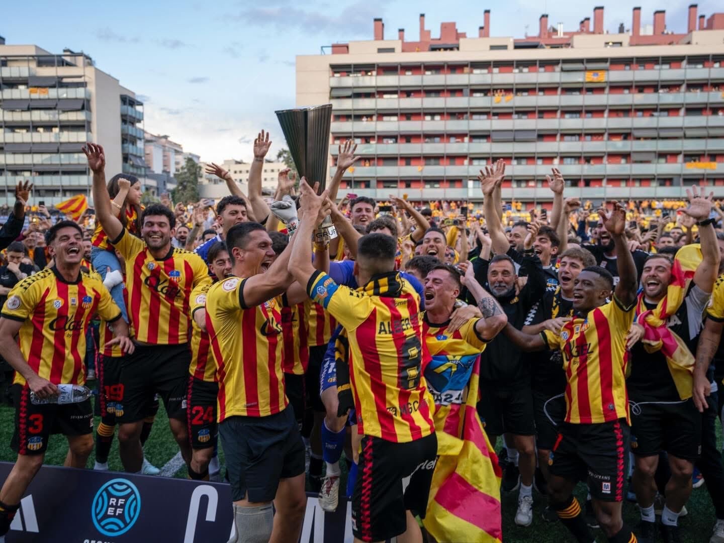 El Sant Andreu, amb la copa de campions del grup tres de segona RFEF / UESA