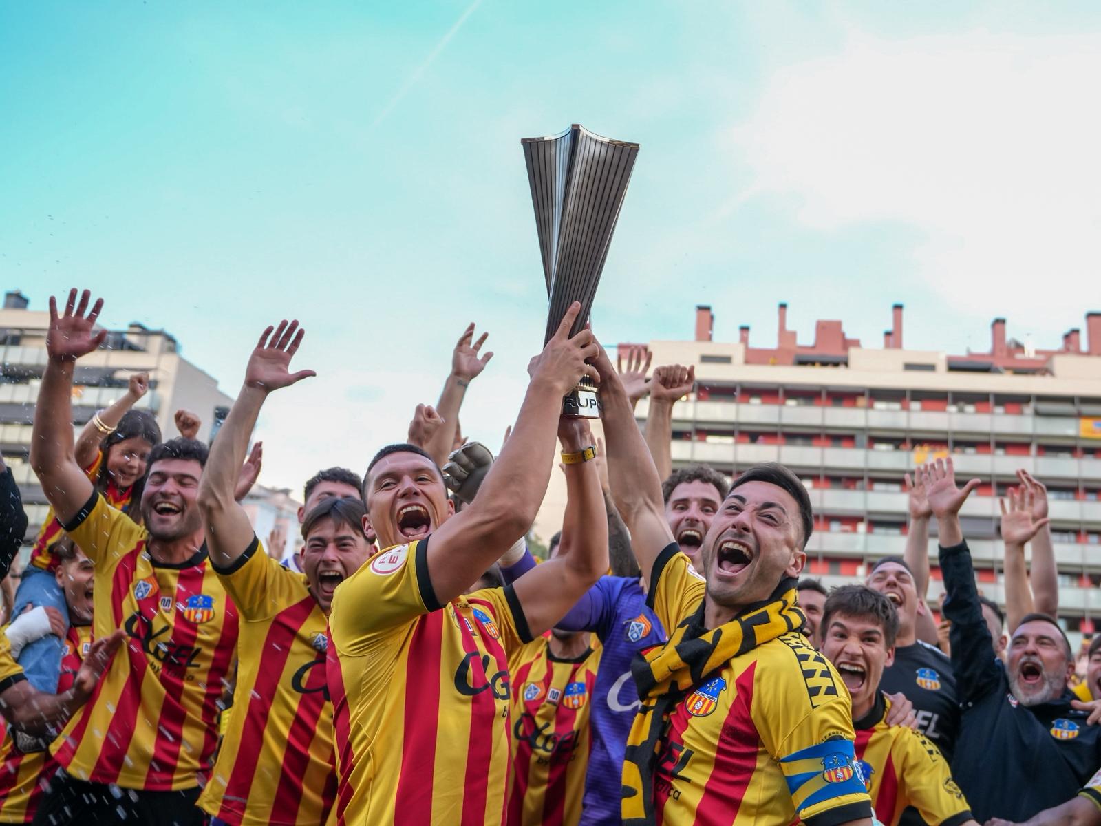El Sant Andreu aixeca la copa de campió, aquest diumenge al Narcís Sala / UESA
