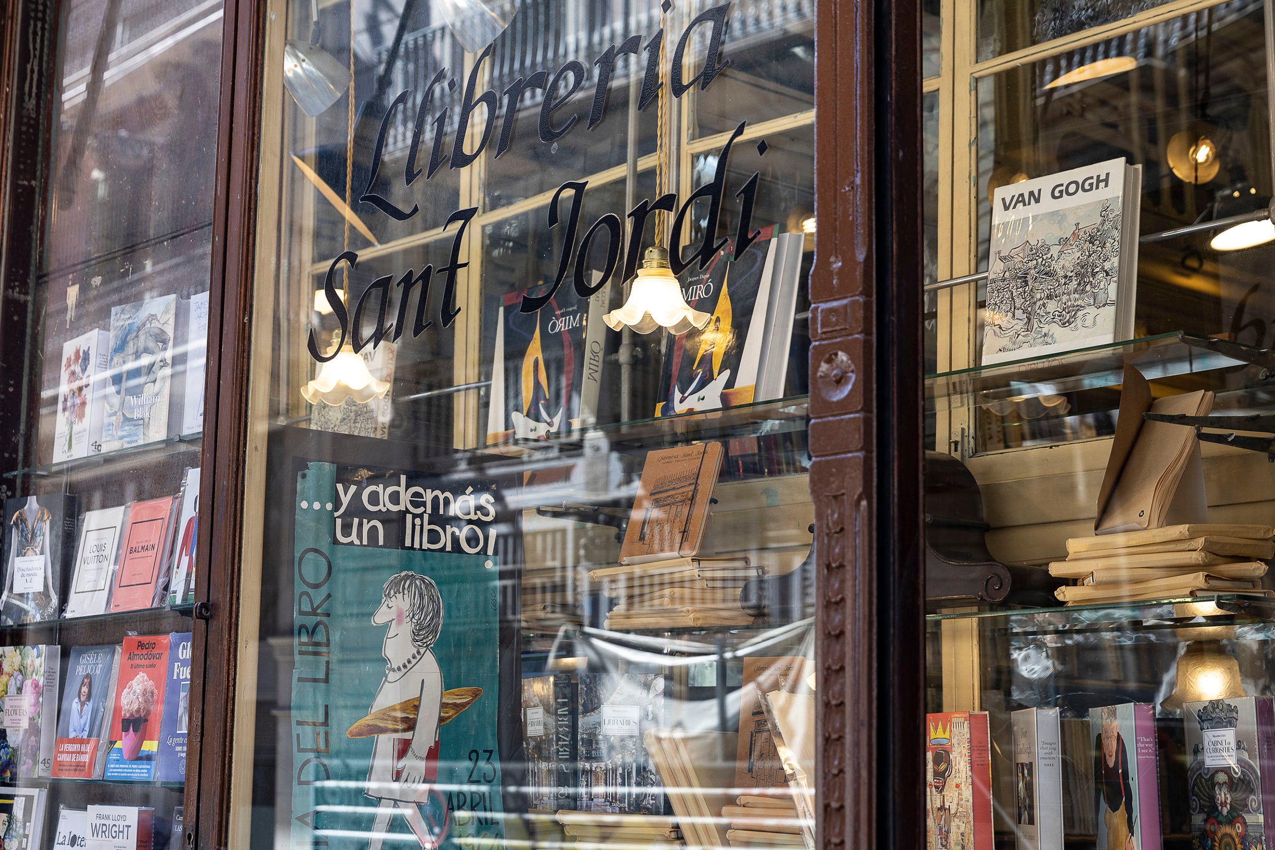 La llibreria Sant Jordi, al carrer de Ferran de Barcelona / Jordi Play per a totbarcelona.cat