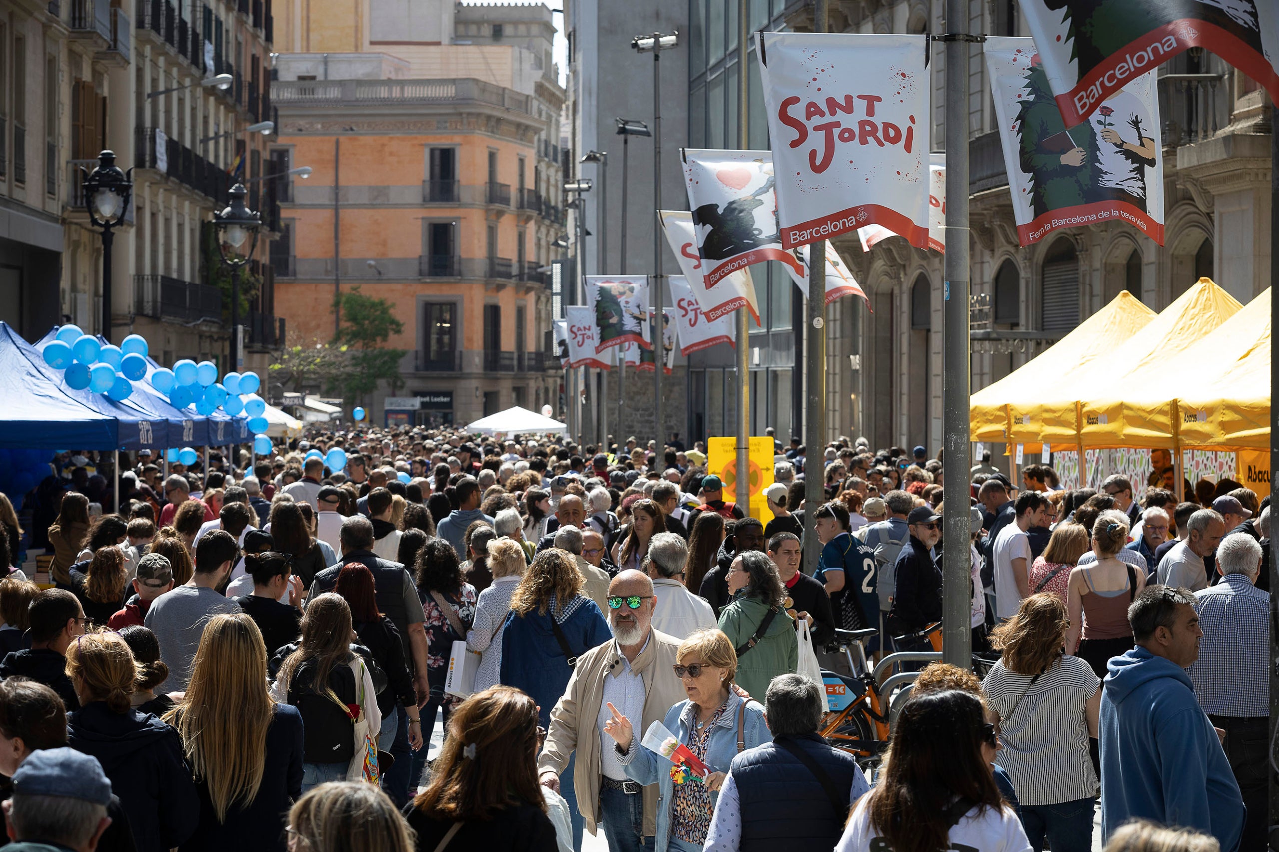 Diada de Sant Jordi al centre de Barcelona.
23.04.2026, Barcelona

foto: Jordi Play