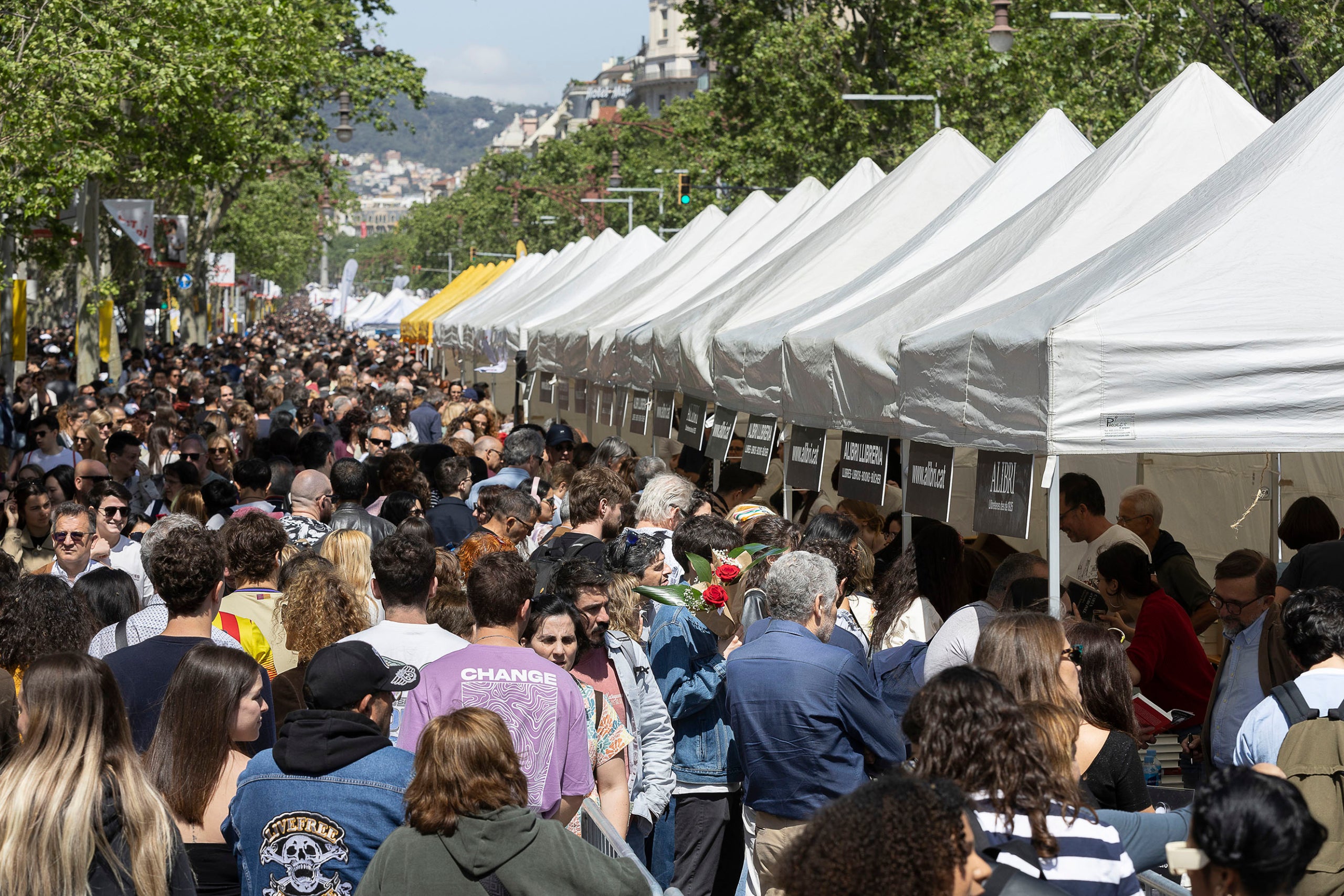 Diada de Sant Jordi al centre de Barcelona.
23.04.2026, Barcelona

foto: Jordi Play