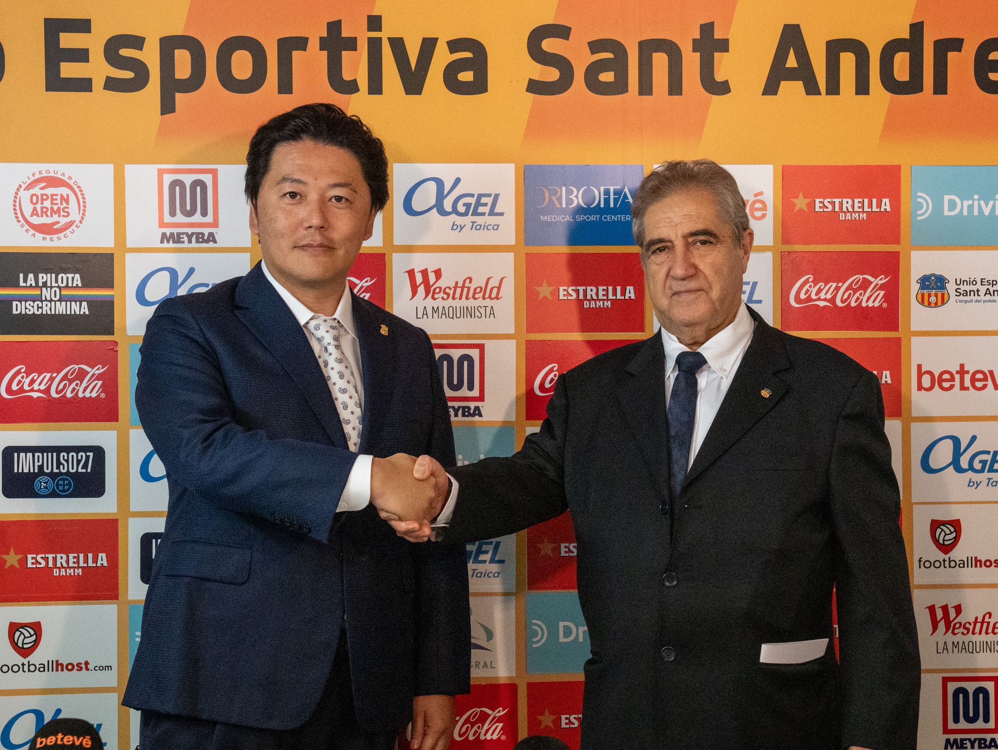 El president institucional del Sant Andreu, Manuel Camino, i el president i propietari Taito Suzuki | Unió Esportiva Sant Andreu
