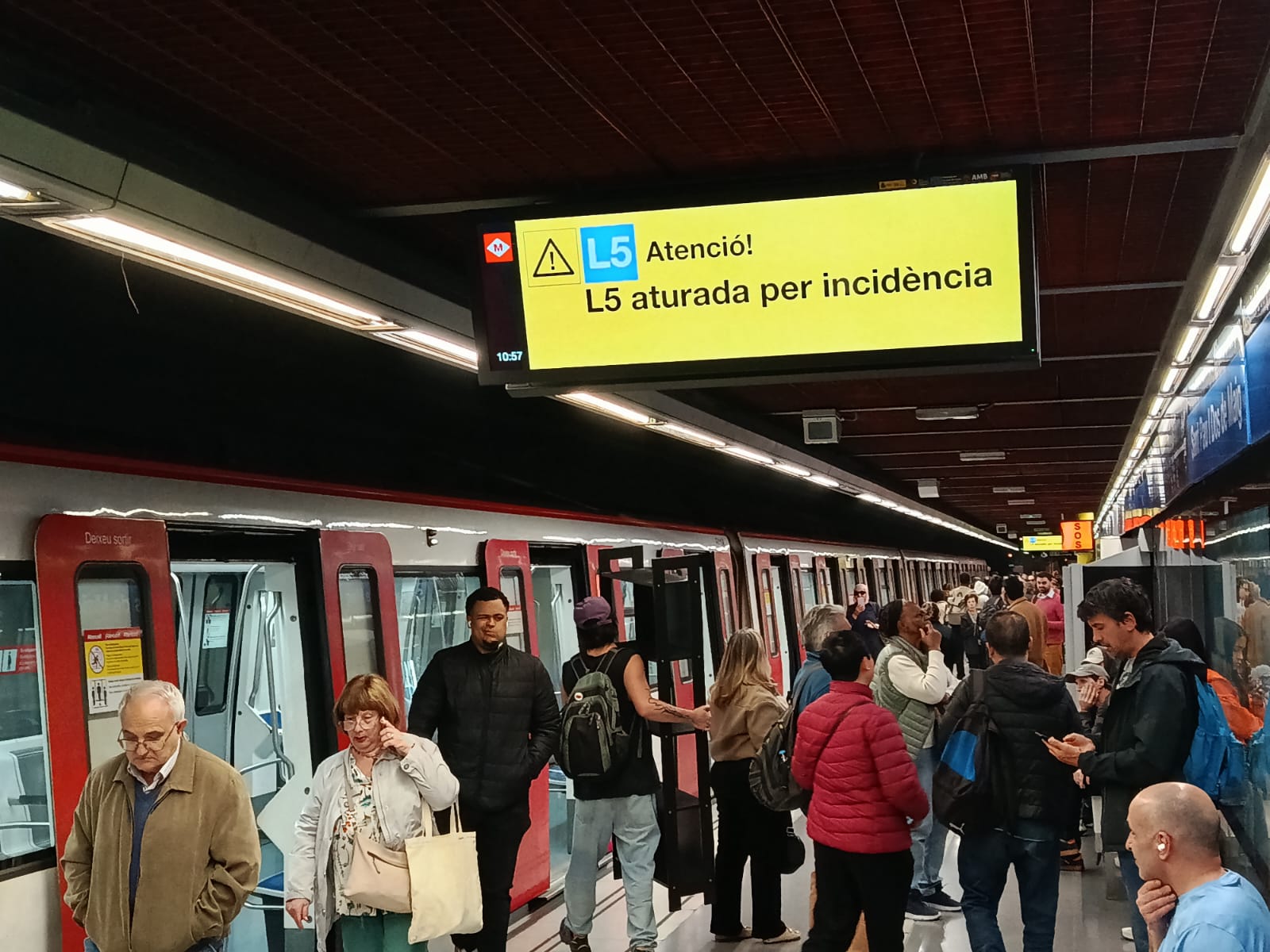 Passatgers desallotjats a l'estació de Sant Pau | Dos de Maig | Jordi Subirana