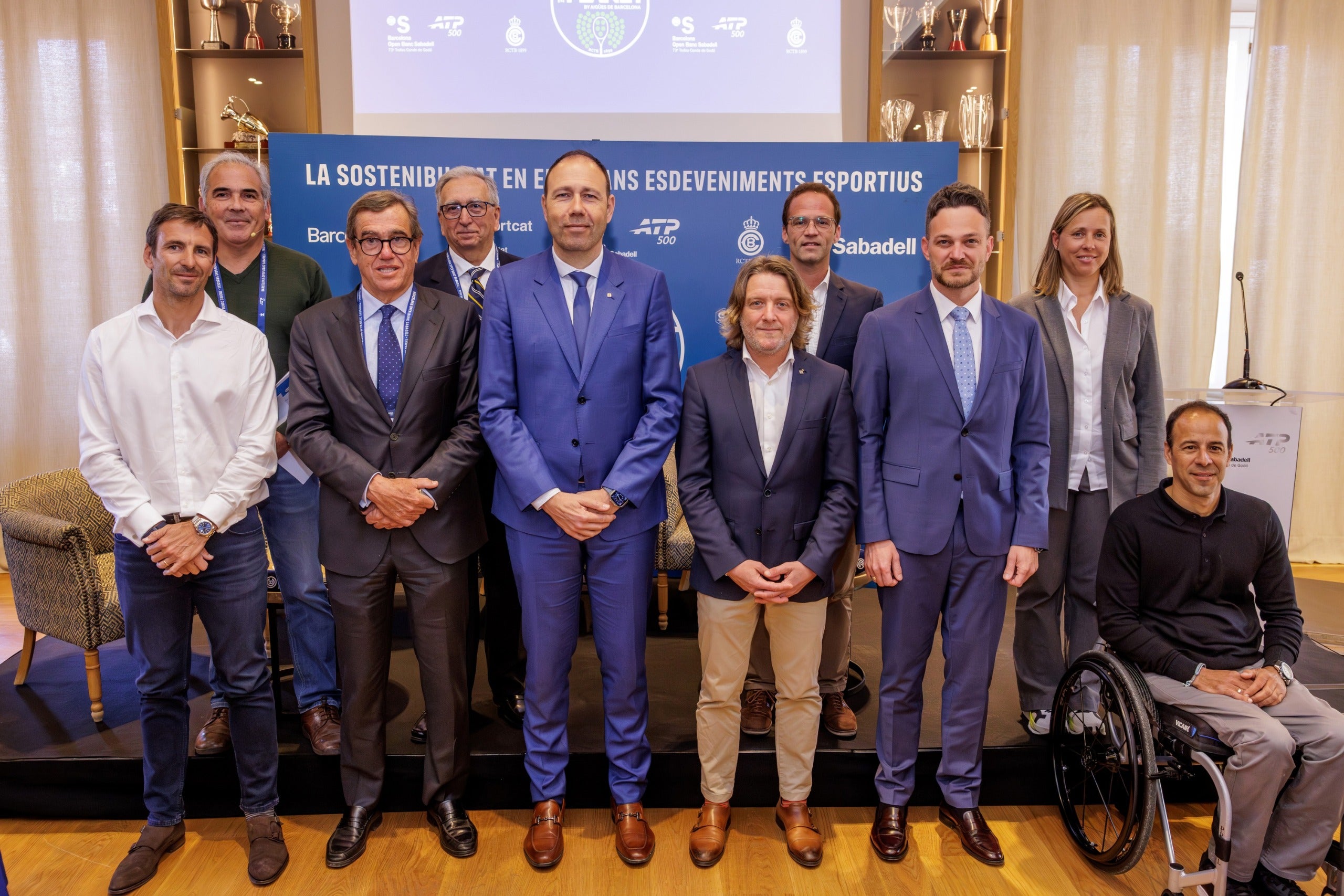 D'esquerra a dreta a baix: Tommy Robredo, exjugador profesional i director esportiu del Torneig Godó; Jordi Cambra, president del Reial Club de Tennis Barcelona; Berni Álvarez, conseller d’Esports de la Generalitat de Catalunya; David Escudé, president de l'Àrea d'Esports de la Diputació de Barcelona, i regidor d’Esports de l'Ajuntament de Barcelona; Felipe Campos, conseller delegat d'Aigües de Barcelona i director d'Acció Social de Veolia i José Coronado, fundador i director del TRAM Barcelona Open. D'esquerra a dreta, a dalt: Ignasi Cubiñà, membre del Board Cradle to Cradle; José Maria Baldasano, catedràtic emèrit d'Enginyeria Ambiental de la UPC i membre de la Comissió de Sostenibilitat del Reial Club de Tennis Barcelona; Xavier Bernat, director d’Estratègia, Innovació i Desenvolupament d'Aigües de Barcelona; i Núria Hernàndez, directora d’Esdeveniments i Promoció Esportiva de l’Ajuntament de Barcelona.