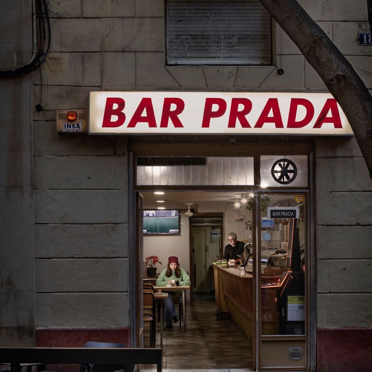 Un dels cartells de 'Mirades del Poble-sec', una exposició que a través d'una vintena de fotografies de Francesco Pergolesi repassa negocis i personatges singulars d'aquesta zona de la ciutat / Centre de Recerca Històrica del Poble-sec (CERHISEC)