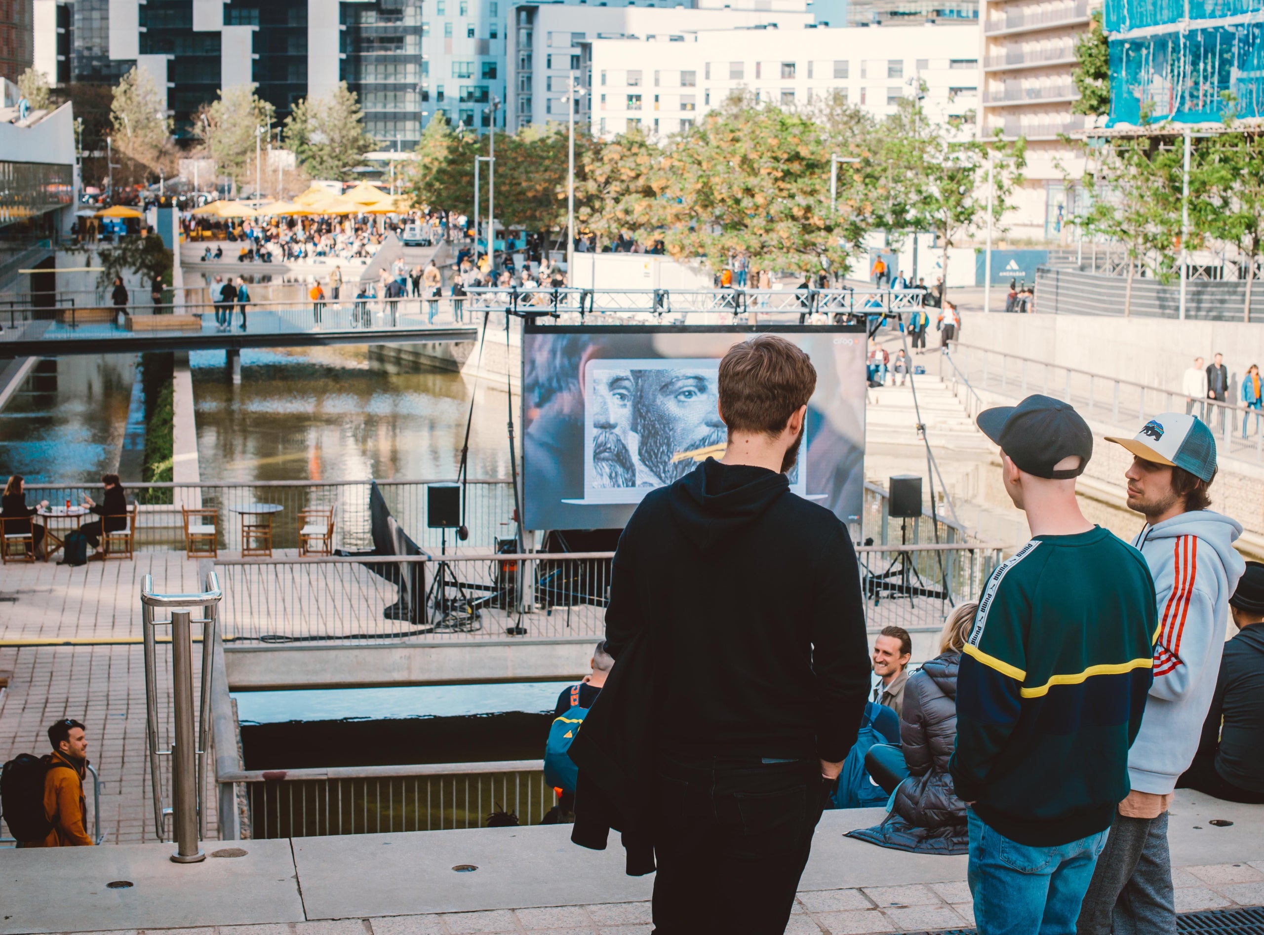 Ambient i instal·lacions al costat del Museu del Disseny durant el Festival OFFF en l'edició del 2019 / ACN