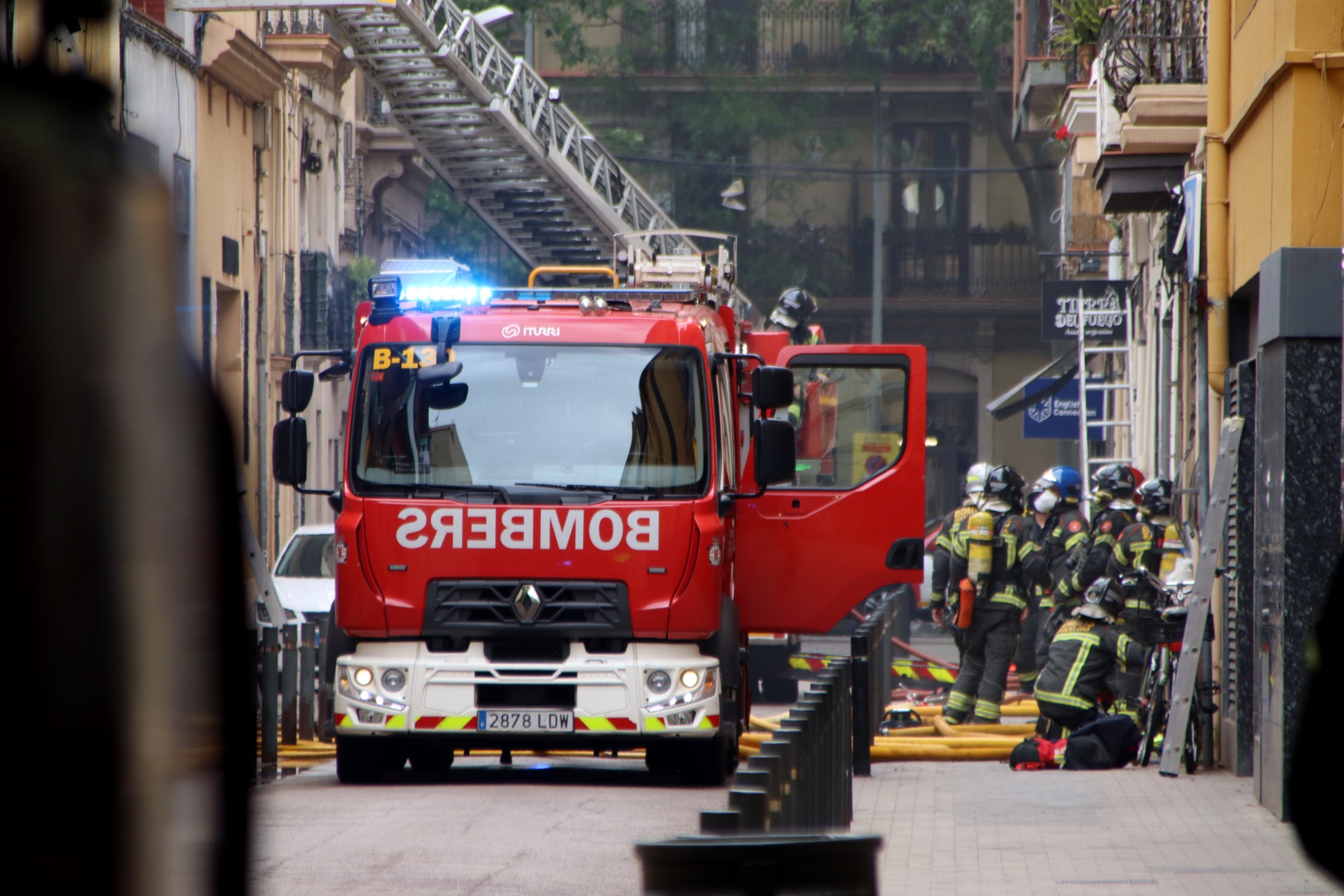 Els Bombers treballen al carrer Venero | ACN