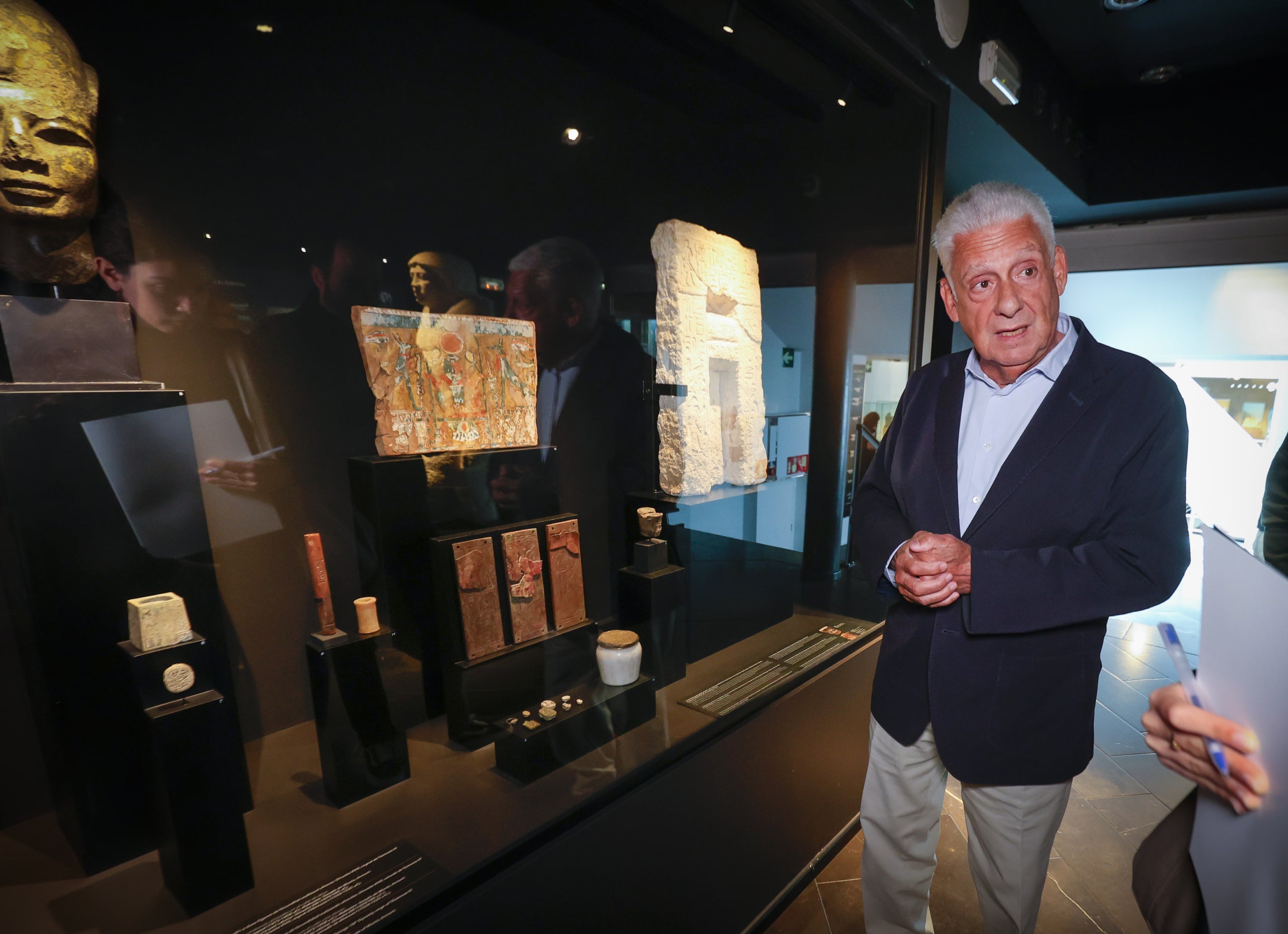 El fundador del Museu Egipci i president de la Fundació Arqueològica Clos, Jordi Clos Llombart, mostra algunes de les noves adquisicions del Museu Egipci de Barcelona / Museu Egipci