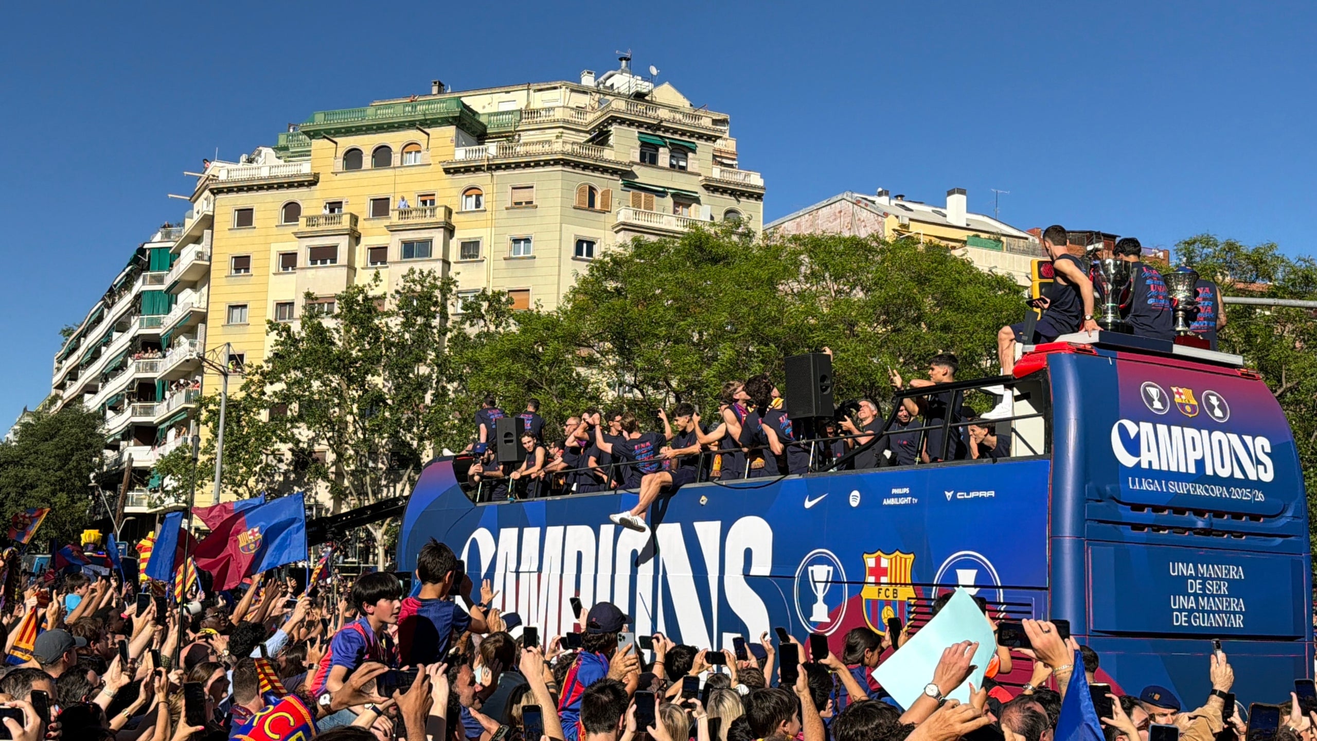 Els jugadors del Futbol Club Barcelona a dalt d'un autobús descapotat en el marc de la celebració del títol de lliga | Cillian Shields (ACN)