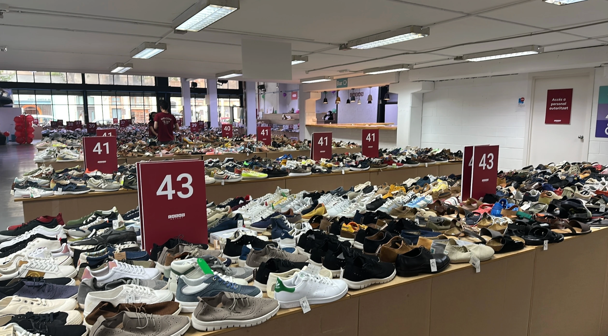 La sabateria Casas obre un outlet efímer amb grans descomptes FOTO Casas