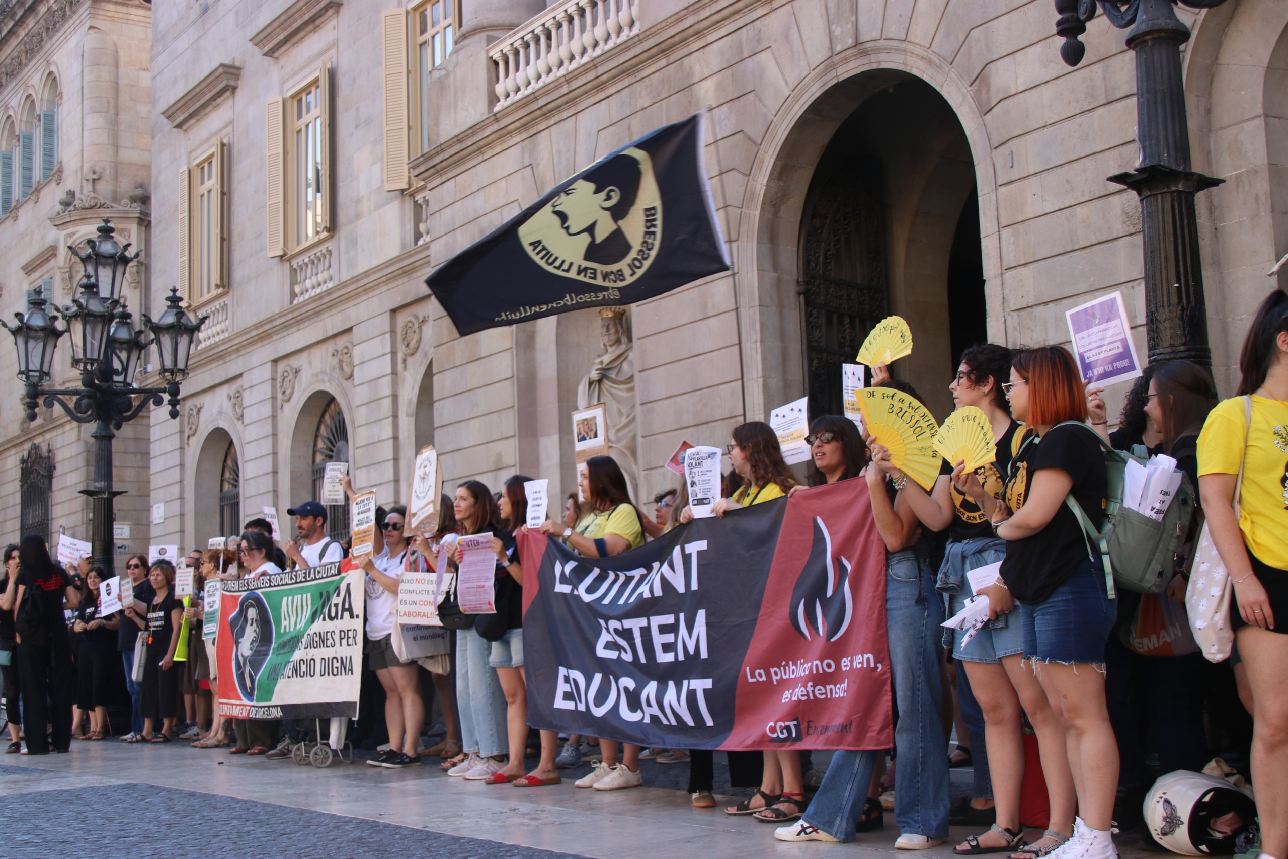 Protesta de treballadors municipals, a les portes de l'Ajuntament, aquest divendres / ACN-Albert Hernàndez Ventòs