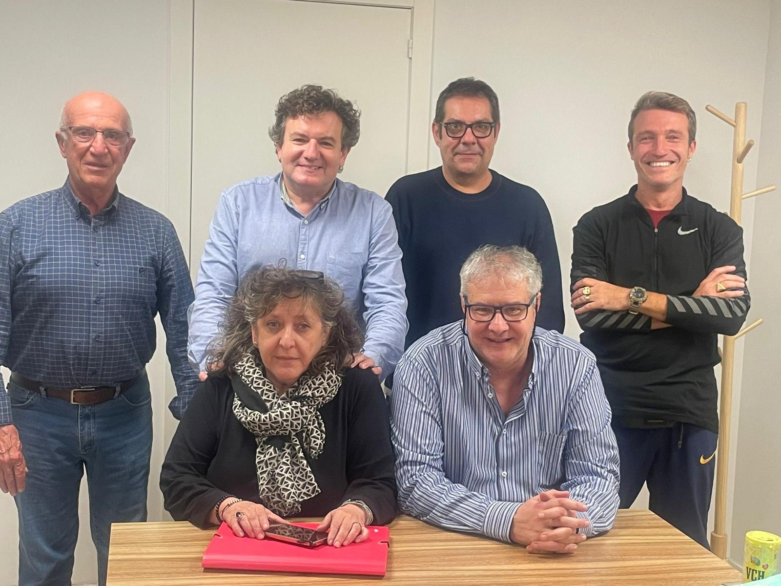 Membres de la junta de l'associació Cor de Sant Antoni, amb Paco Villena, el segon per la dreta a la part de dalt / Cor de Sant Antoni