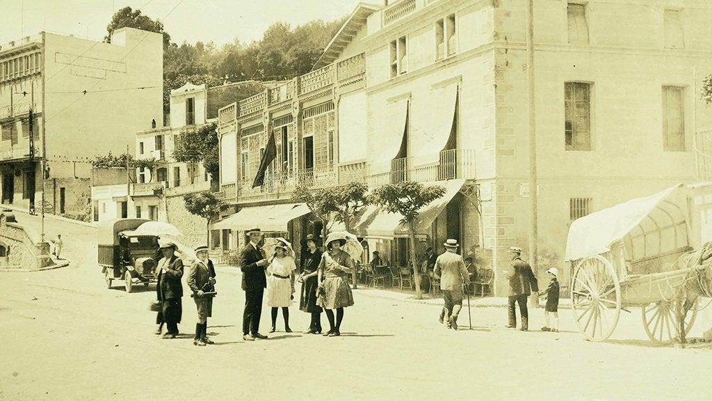 La plaza de Vallvidrera a principios de siglo XX con el restaurante Casa Trampa / Ayuntamiento de Barcelona