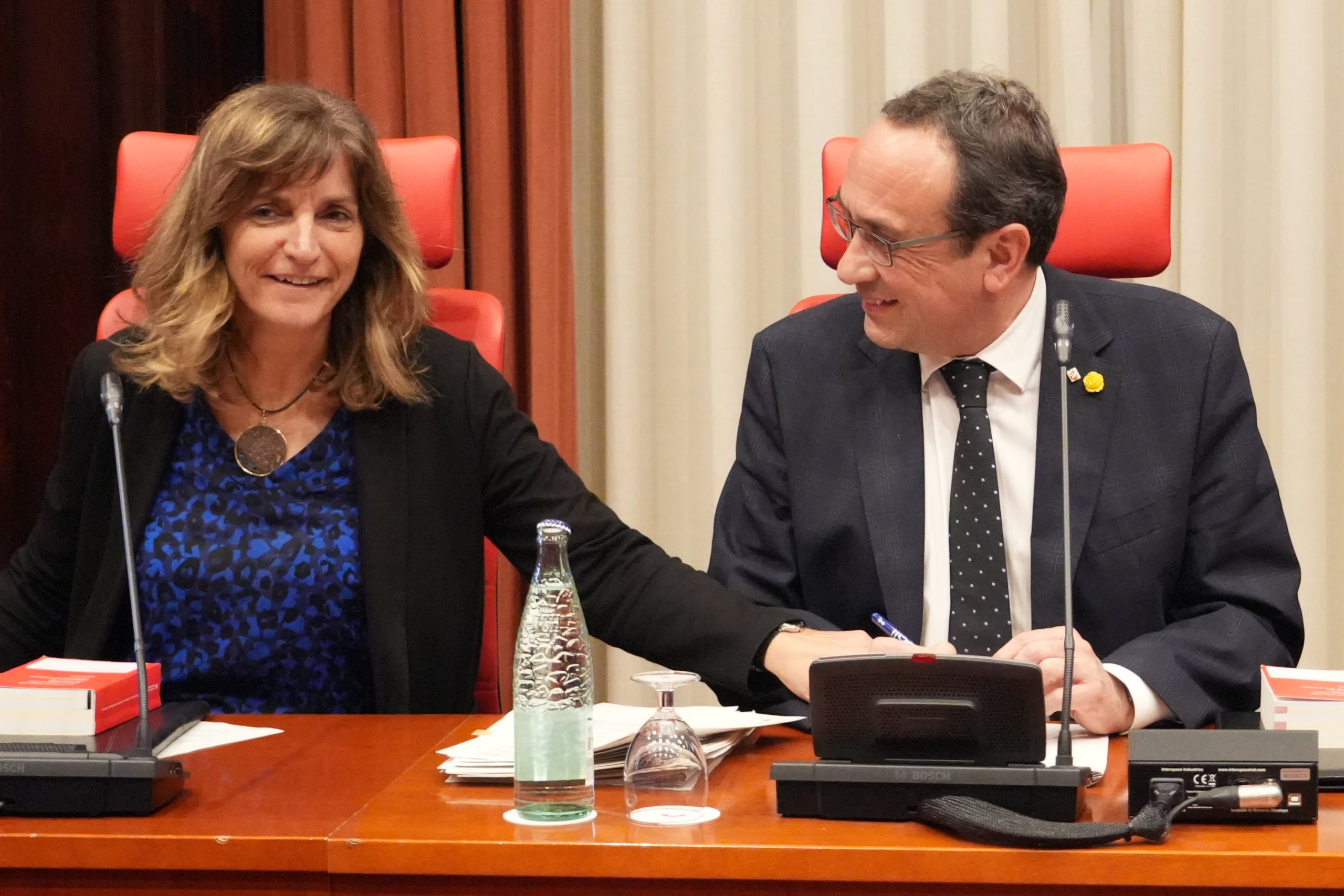 La secretària primera de la Mesa del Parlament, Glòria Freixa, amb el president del Parlament, Josep Rull, aquest març / ACN-Maria Rodriguez Ribalta