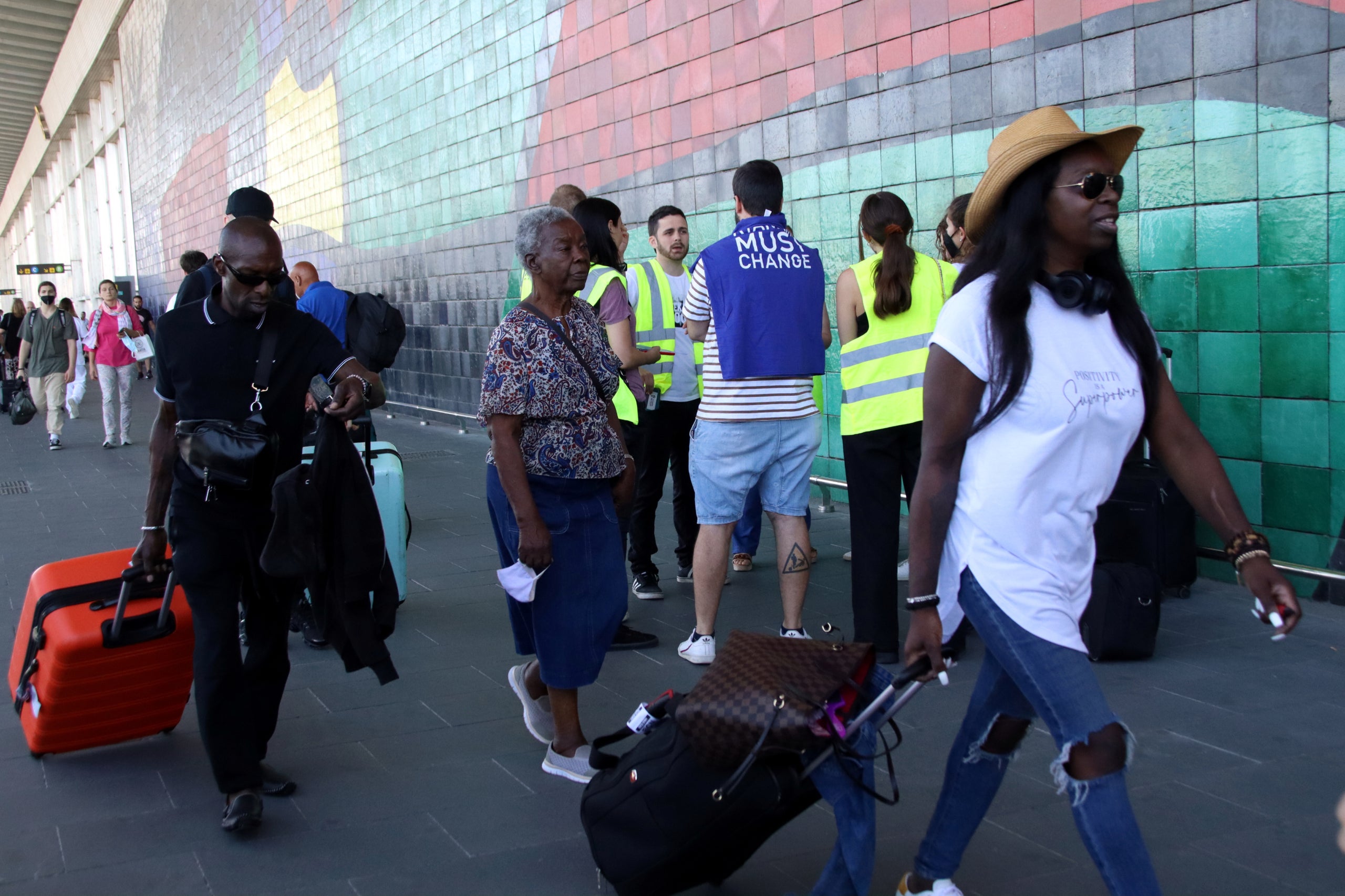 Unes turistes passen per davant del mural de Miró a la T2 alienes a la vaga de Ryanair / ACN